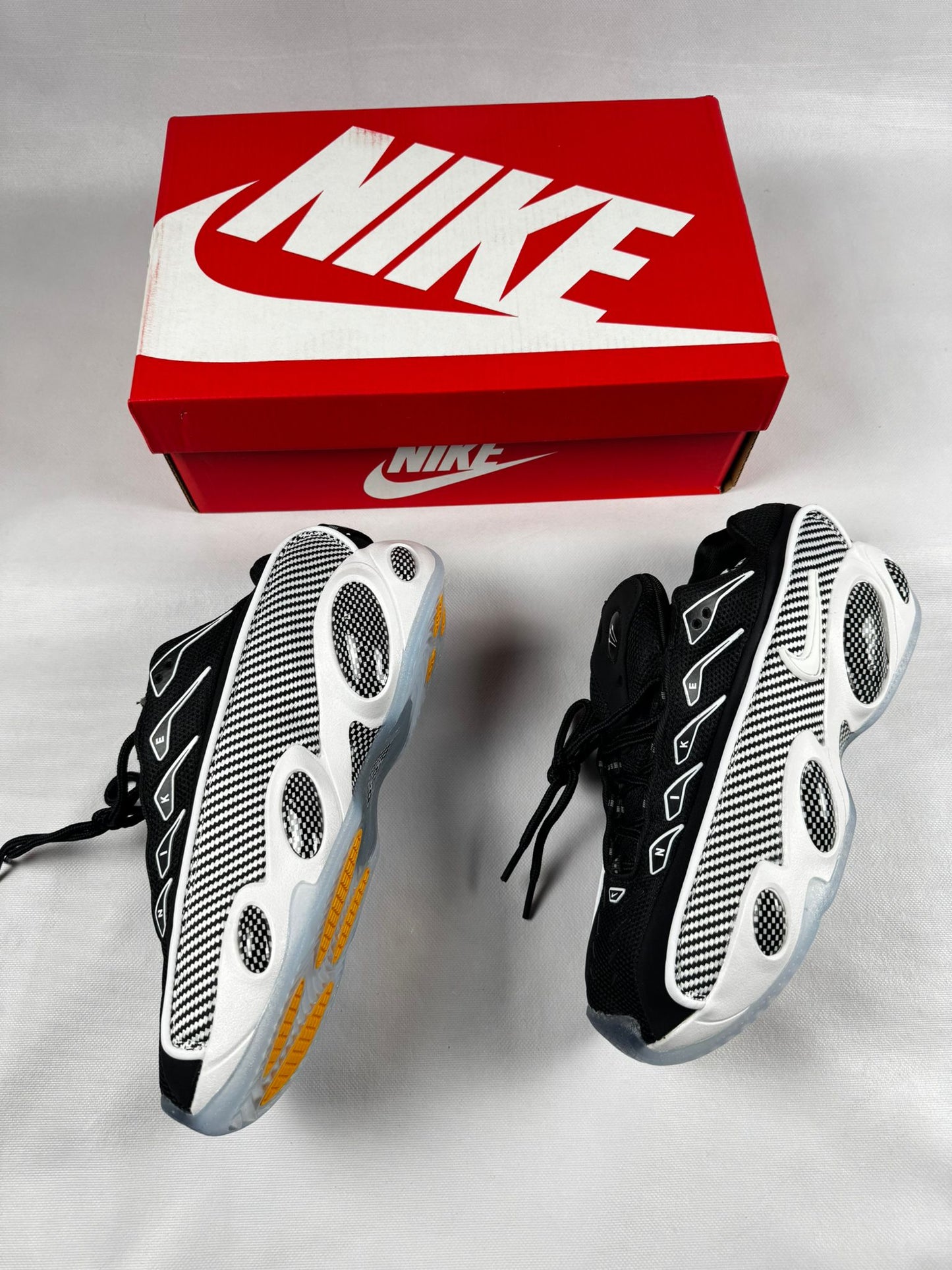 Nike nocta blanca y negra