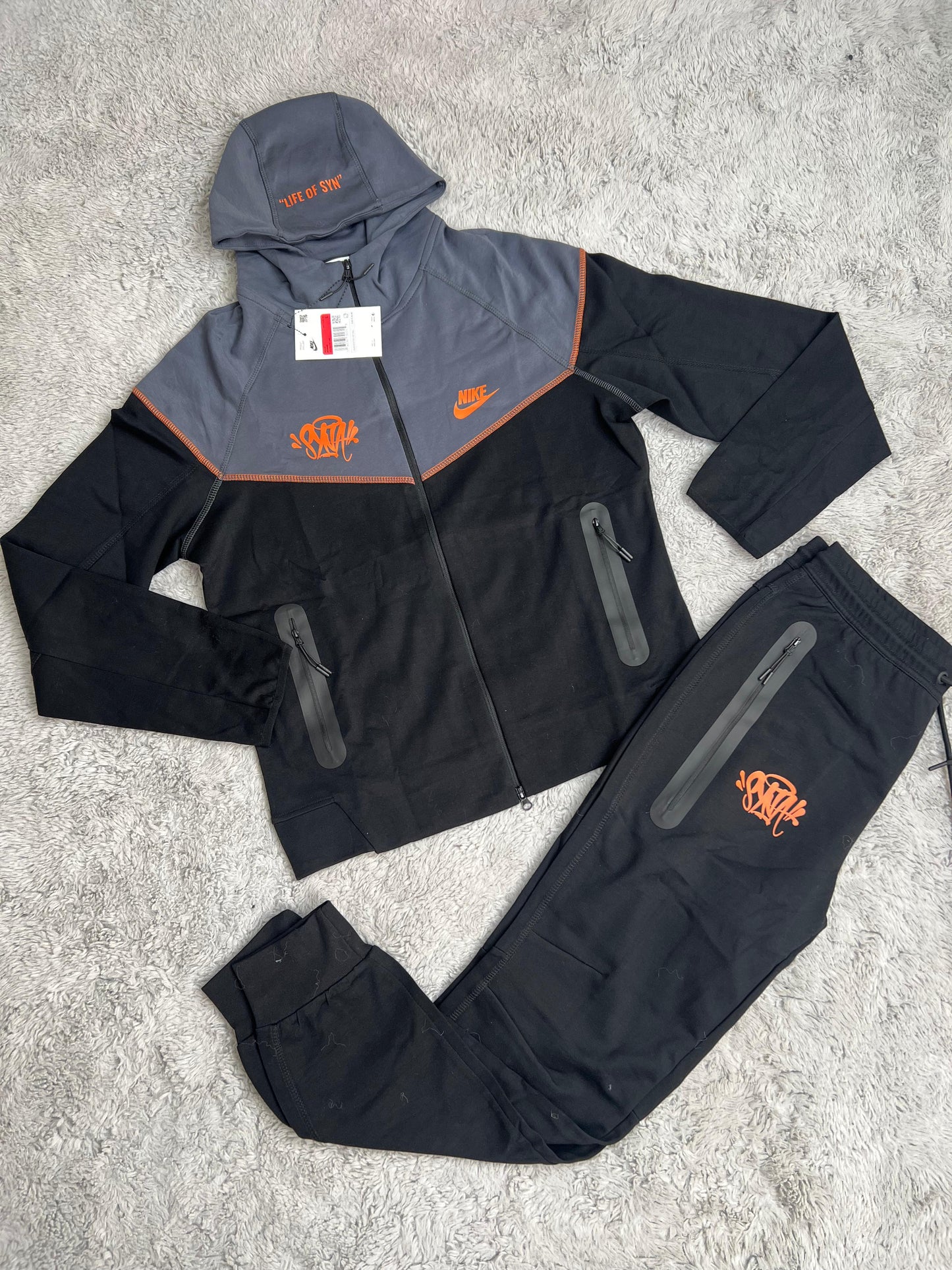 Nike tech X Central Cee negro y gris logo naranja