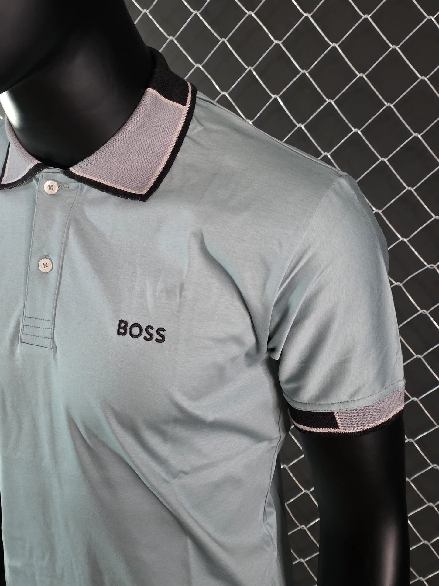 Polo Hugo Boss verde detalles grises logo negro