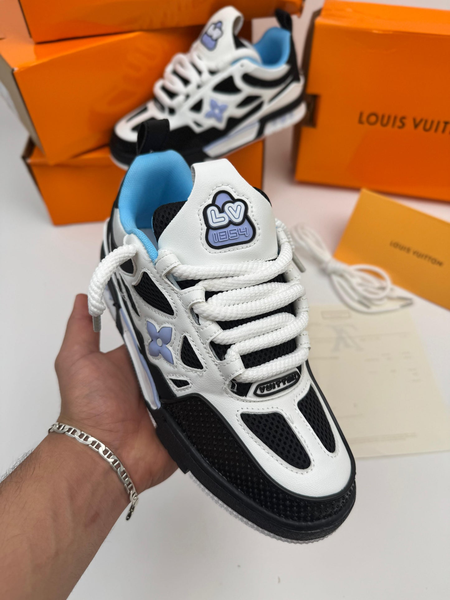 Louis vuitton SKATE 2025 blancas y negras detalles azules