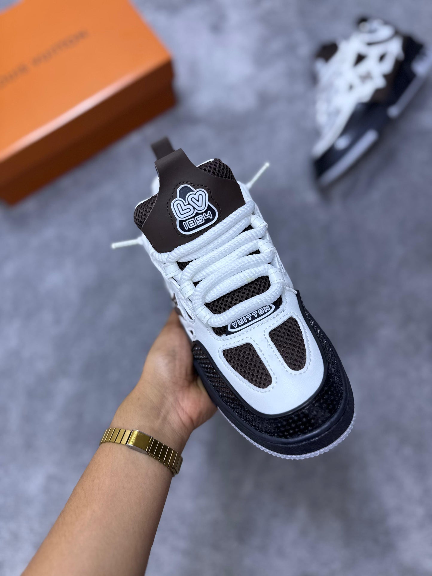 Louis vuitton SKATE 2025 blancas y marron detalles negros