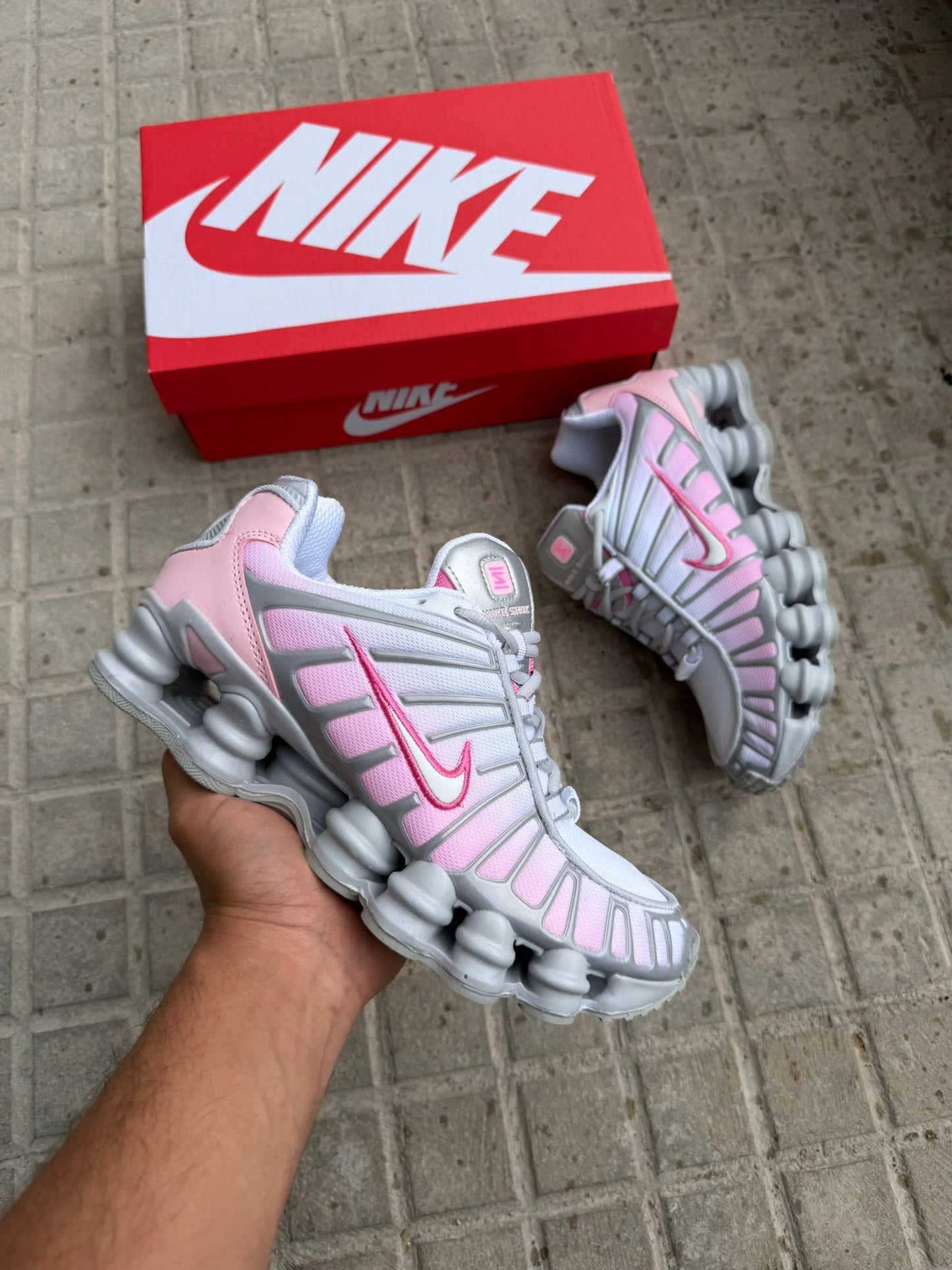 Shox rosas detalles grises logo blanco