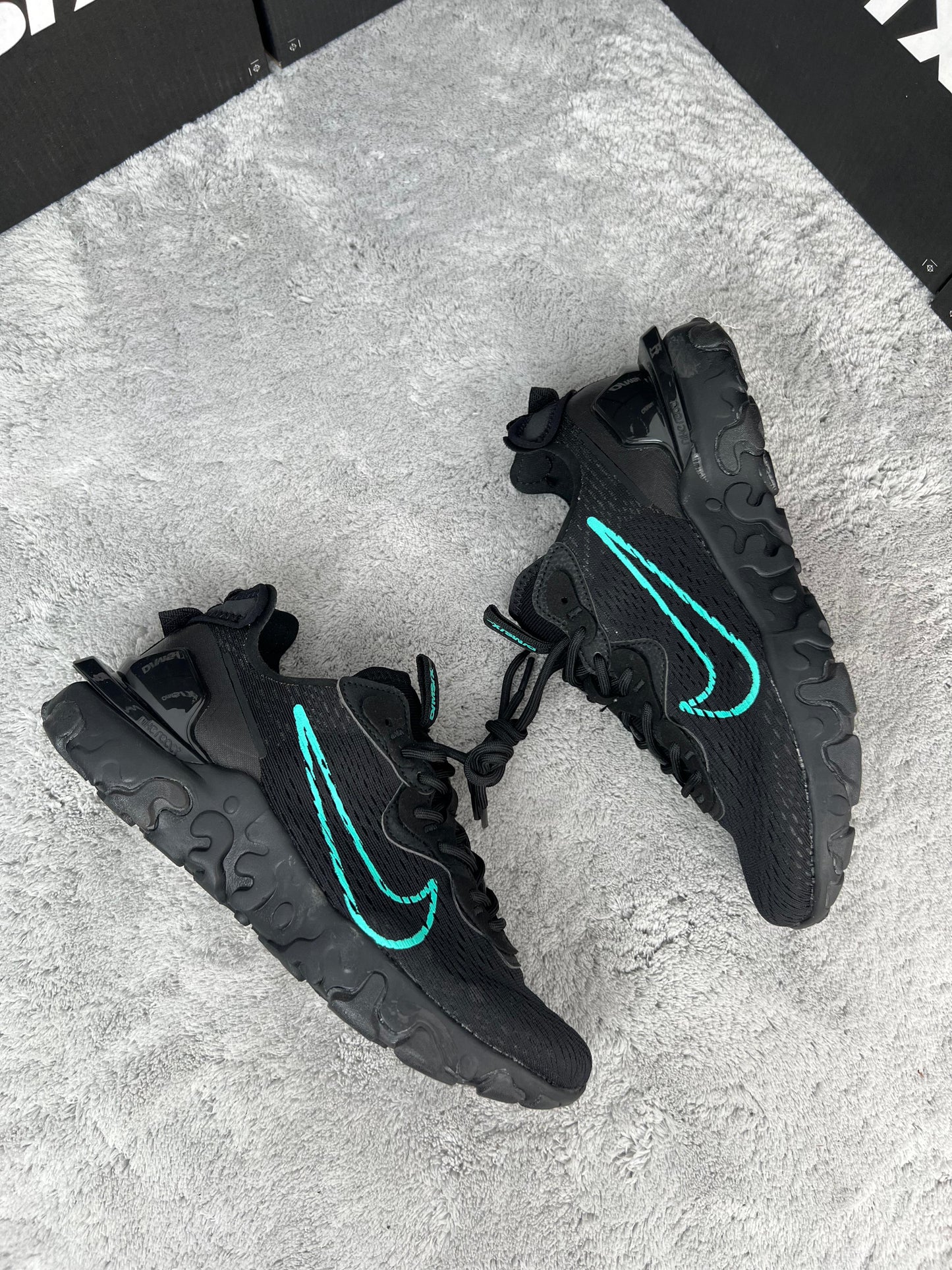 Nike react vision negras logo azul