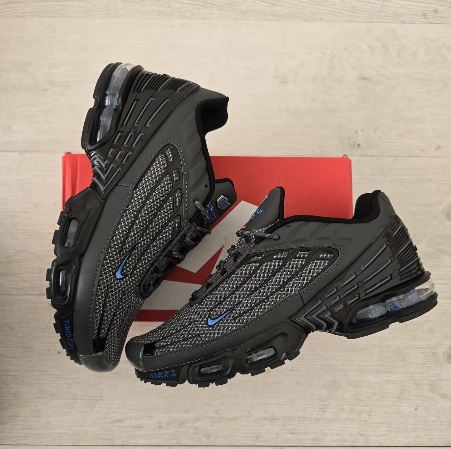 Tn plus gris logo azul