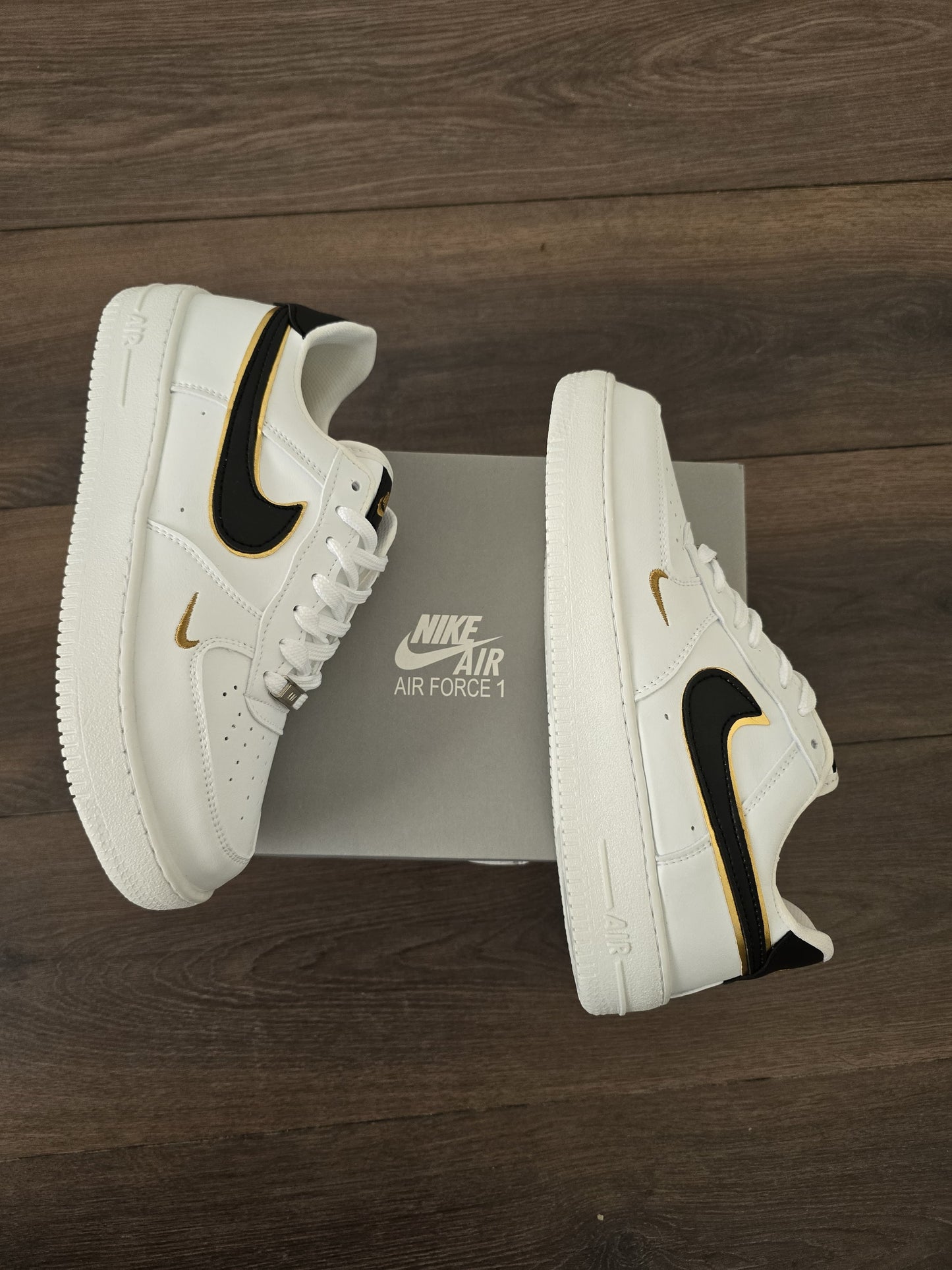 Force blanca logo negro con oro