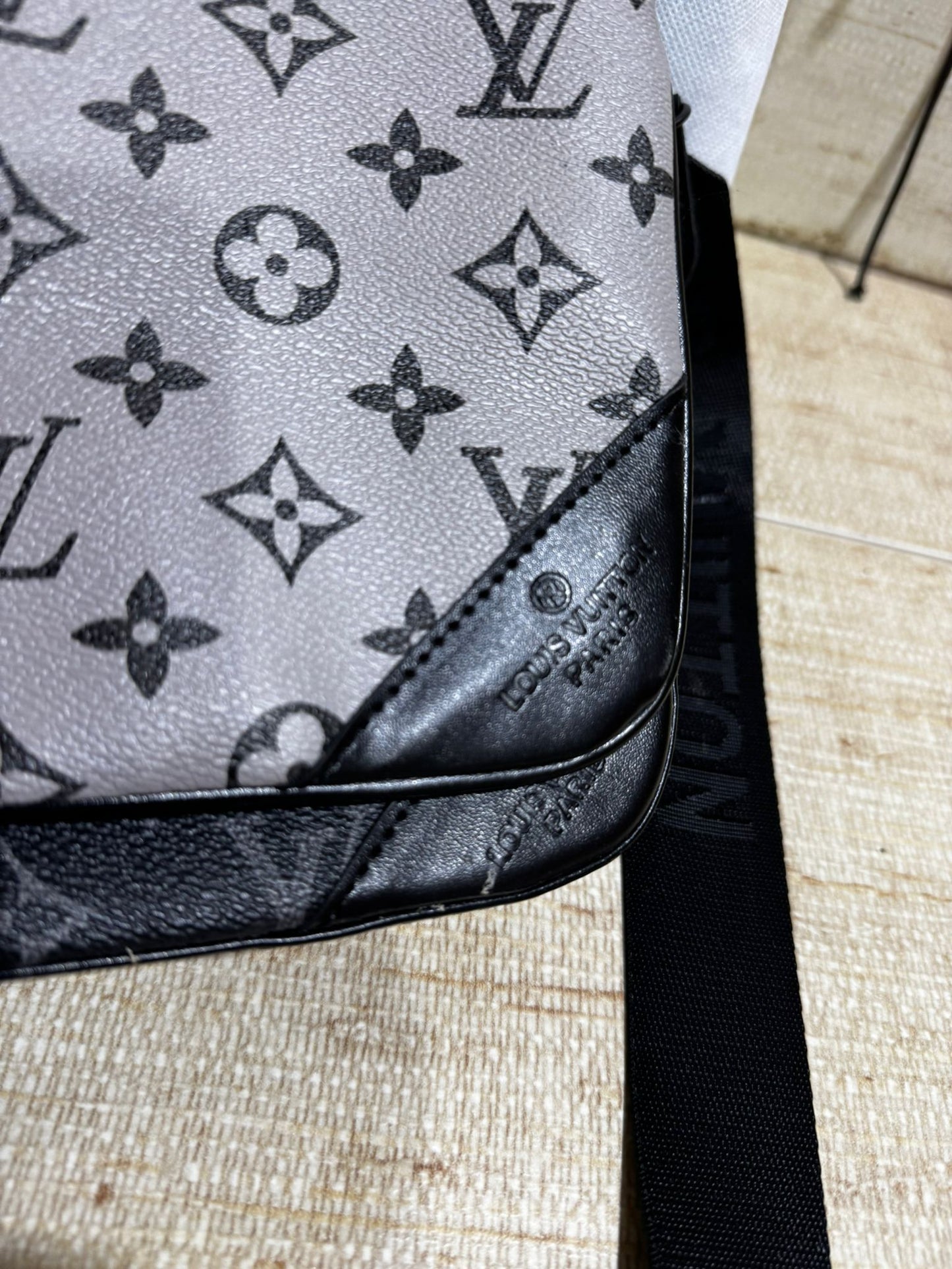 Bolso LV gris logo negro