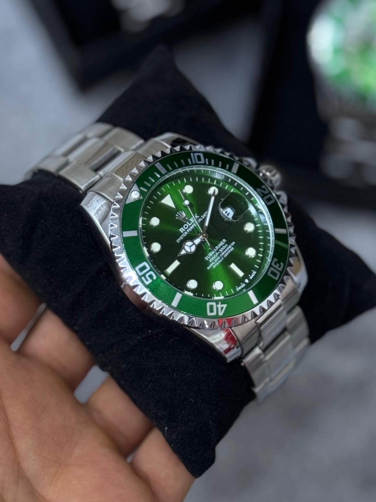 Reloj Rolex plateado y verde