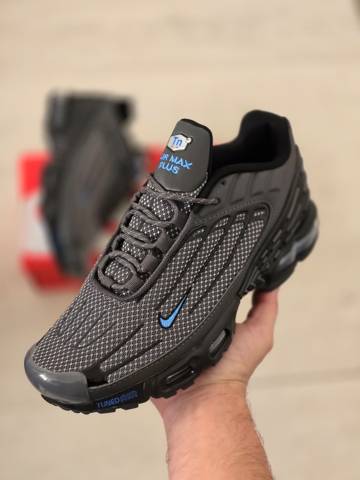 Tn plus gris logo azul