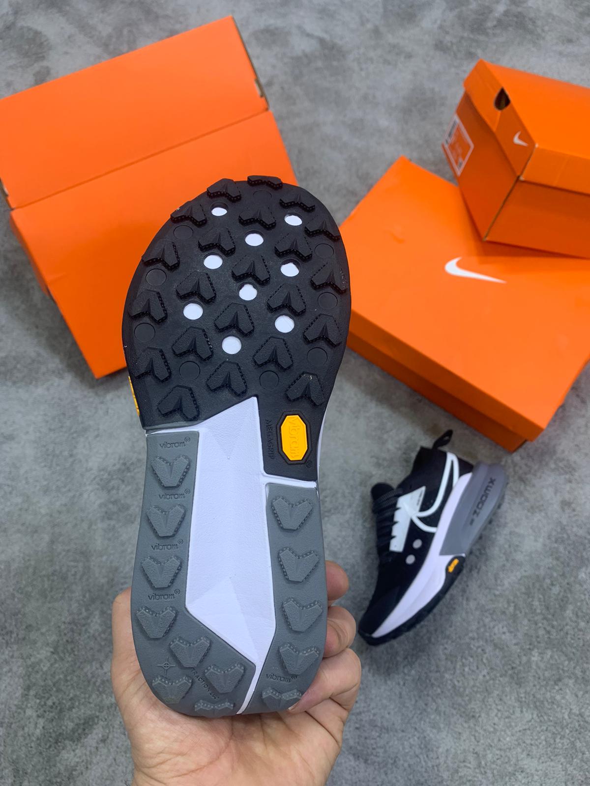 Nike ZoomX Zegama Trail 2 negra logo blanco detalles grises