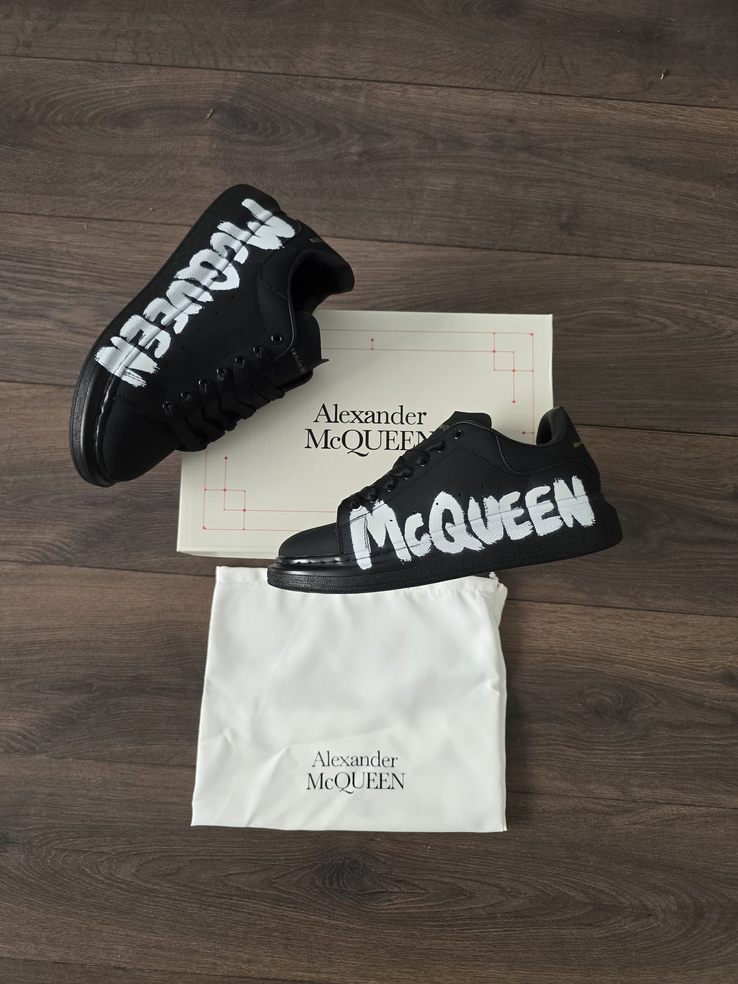 Alexander mcqueen negra letras laterales