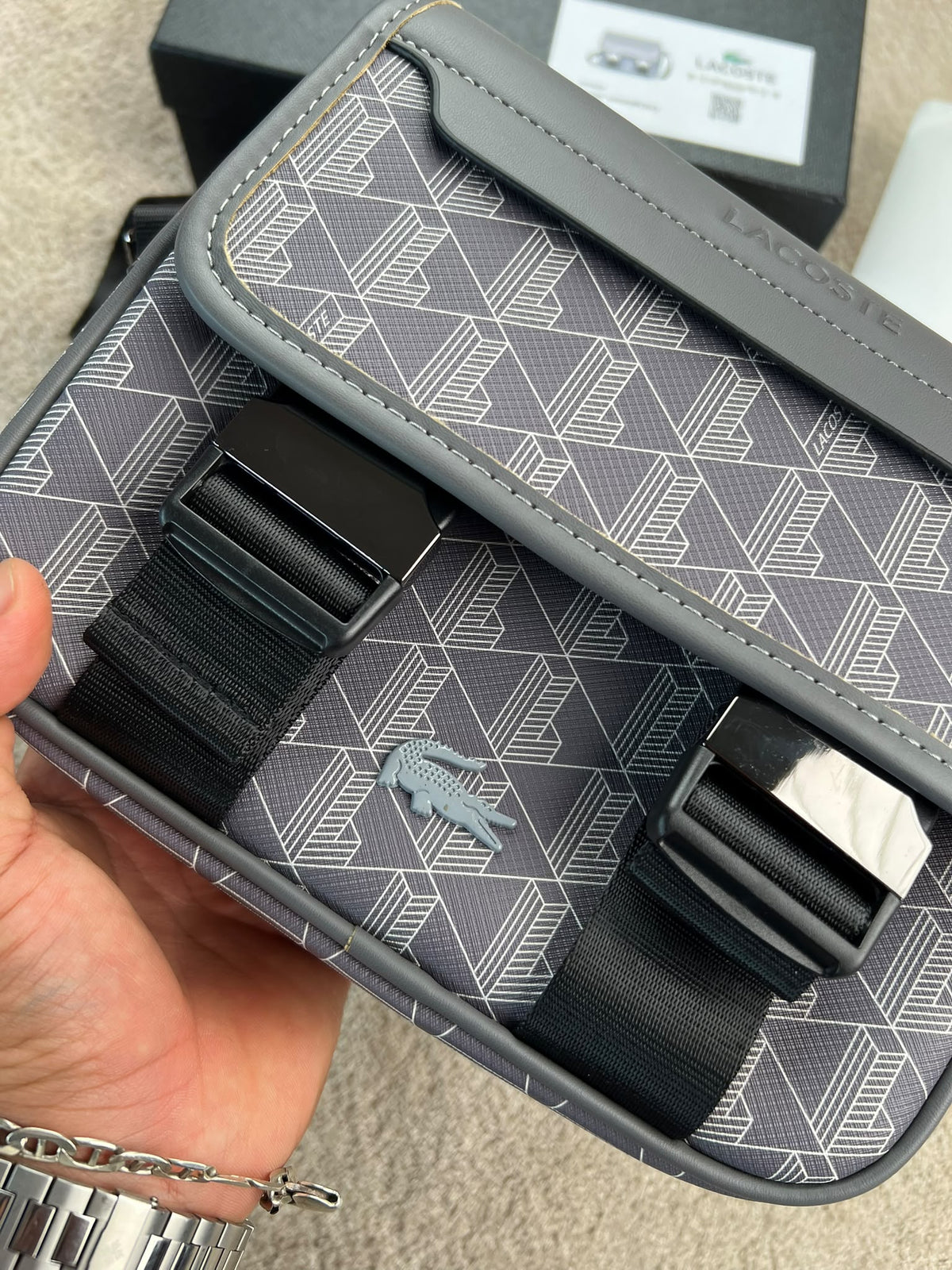 Bandolera Lacoste logo gris