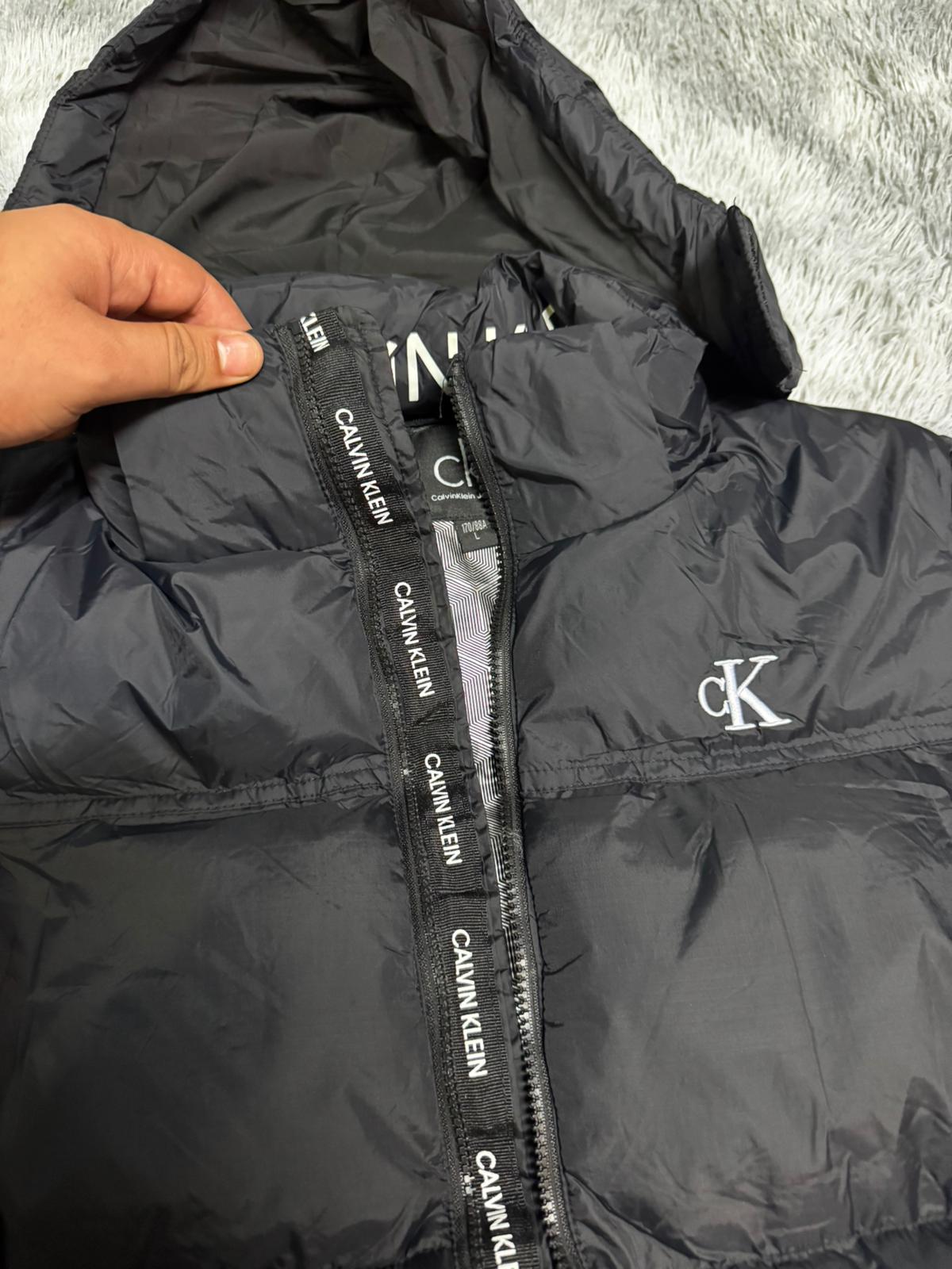 Chaqueta calvin klein negra logo blanco