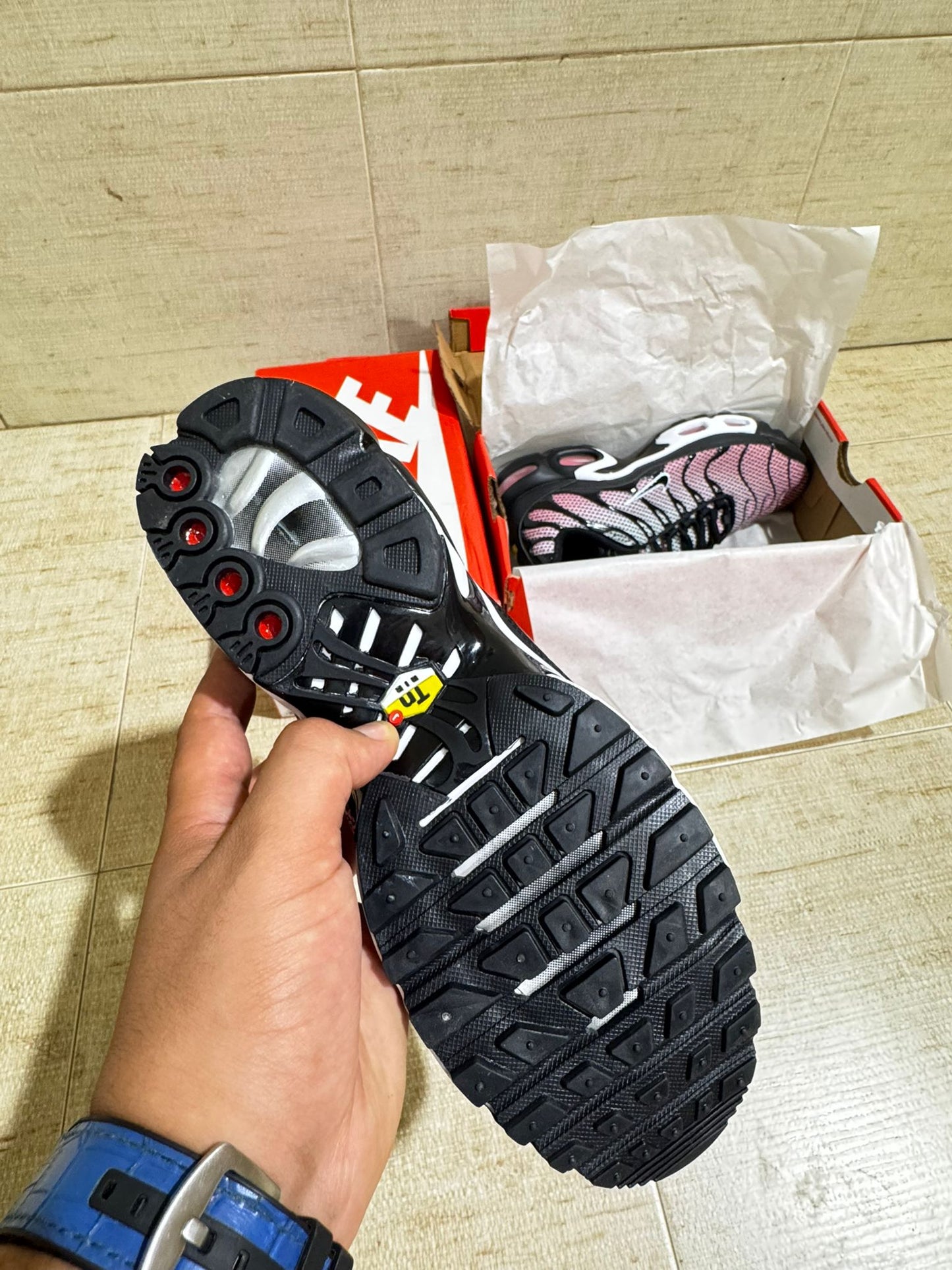 Nike tn rosas y blancas detalles negros logo negro contorno blanco