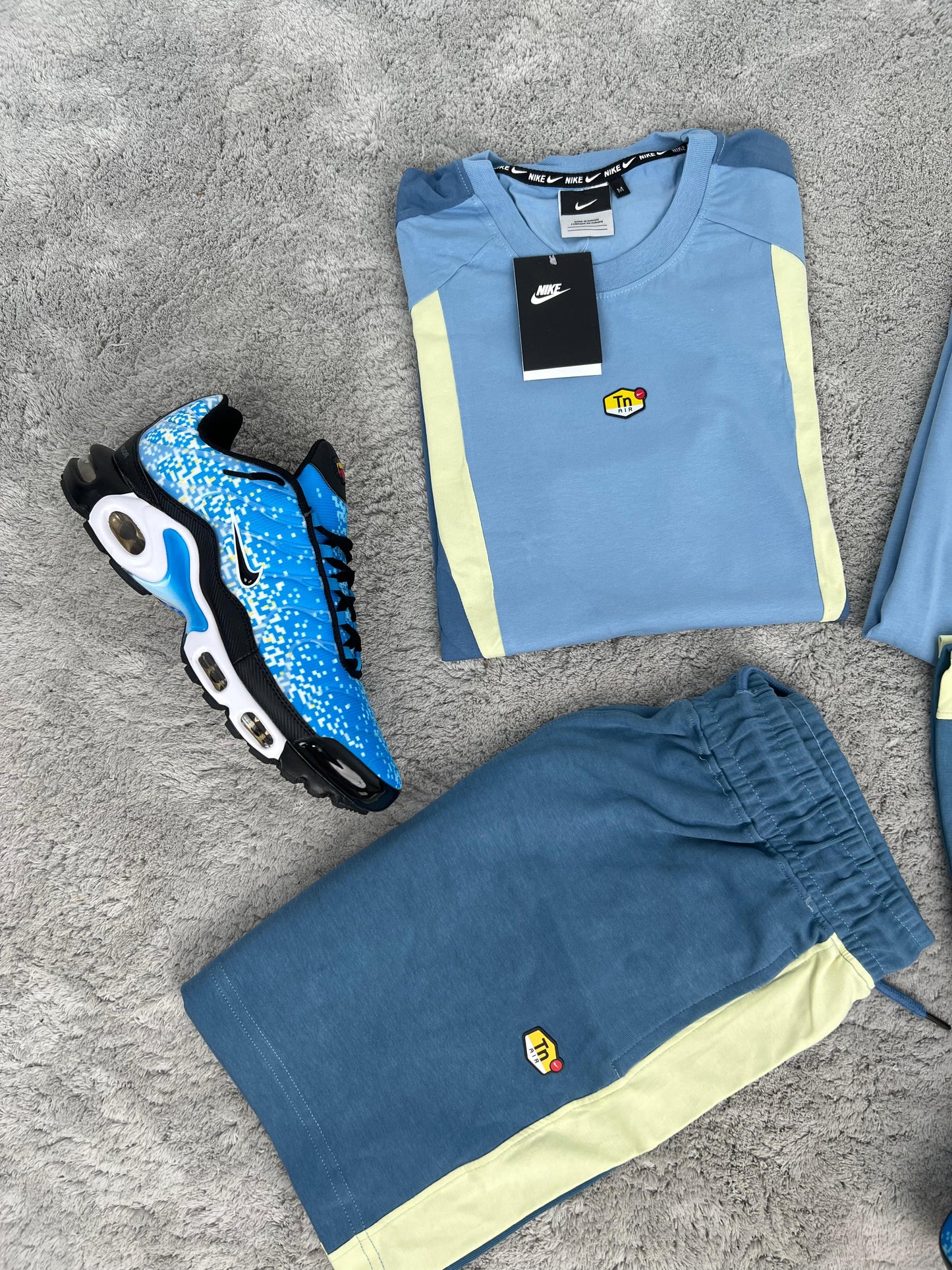 Conjunto corto nike tn azul y amarillo logo amarillo y negro