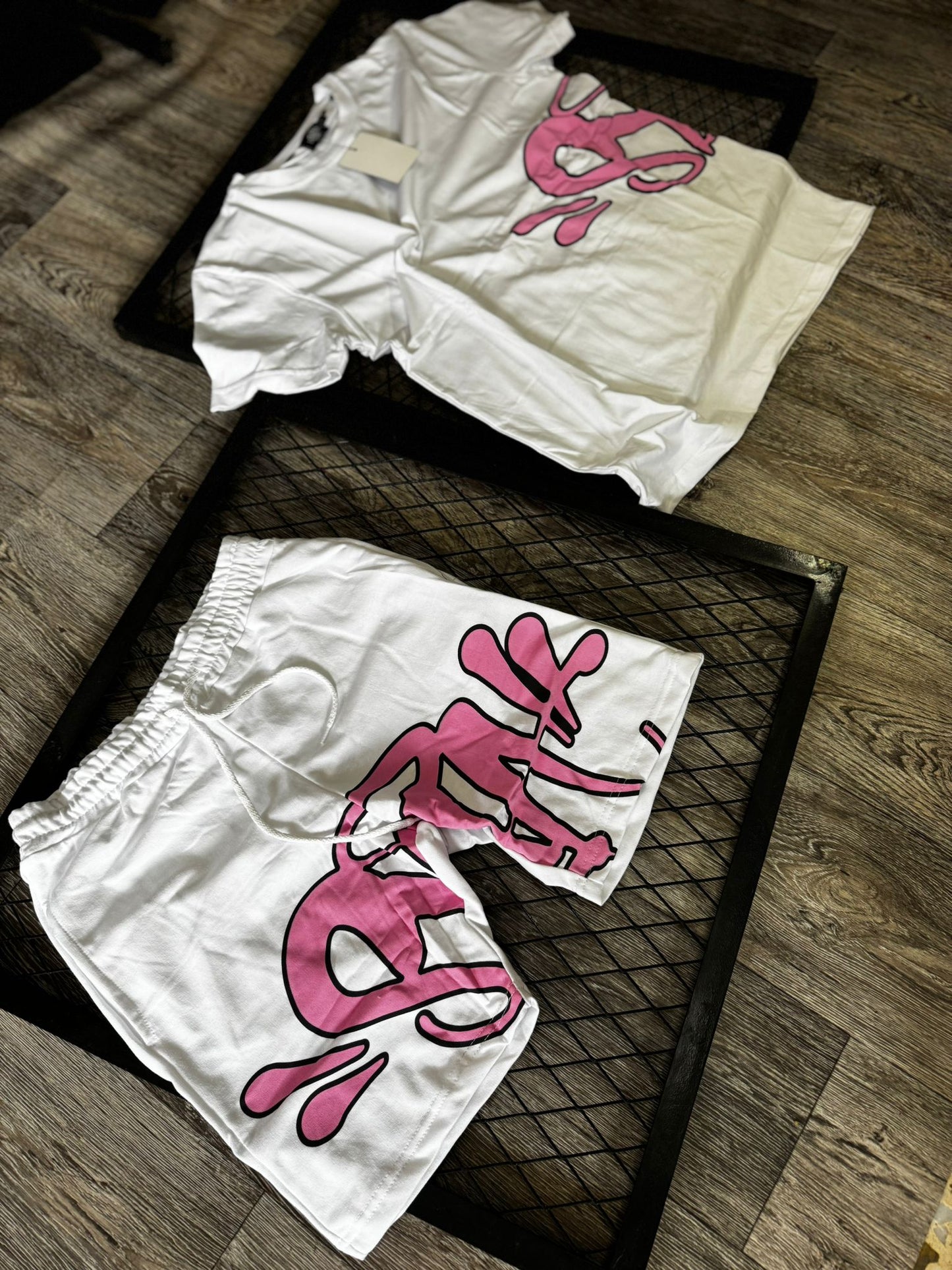 Conjunto corto syna blanco logo rosa contorno negro