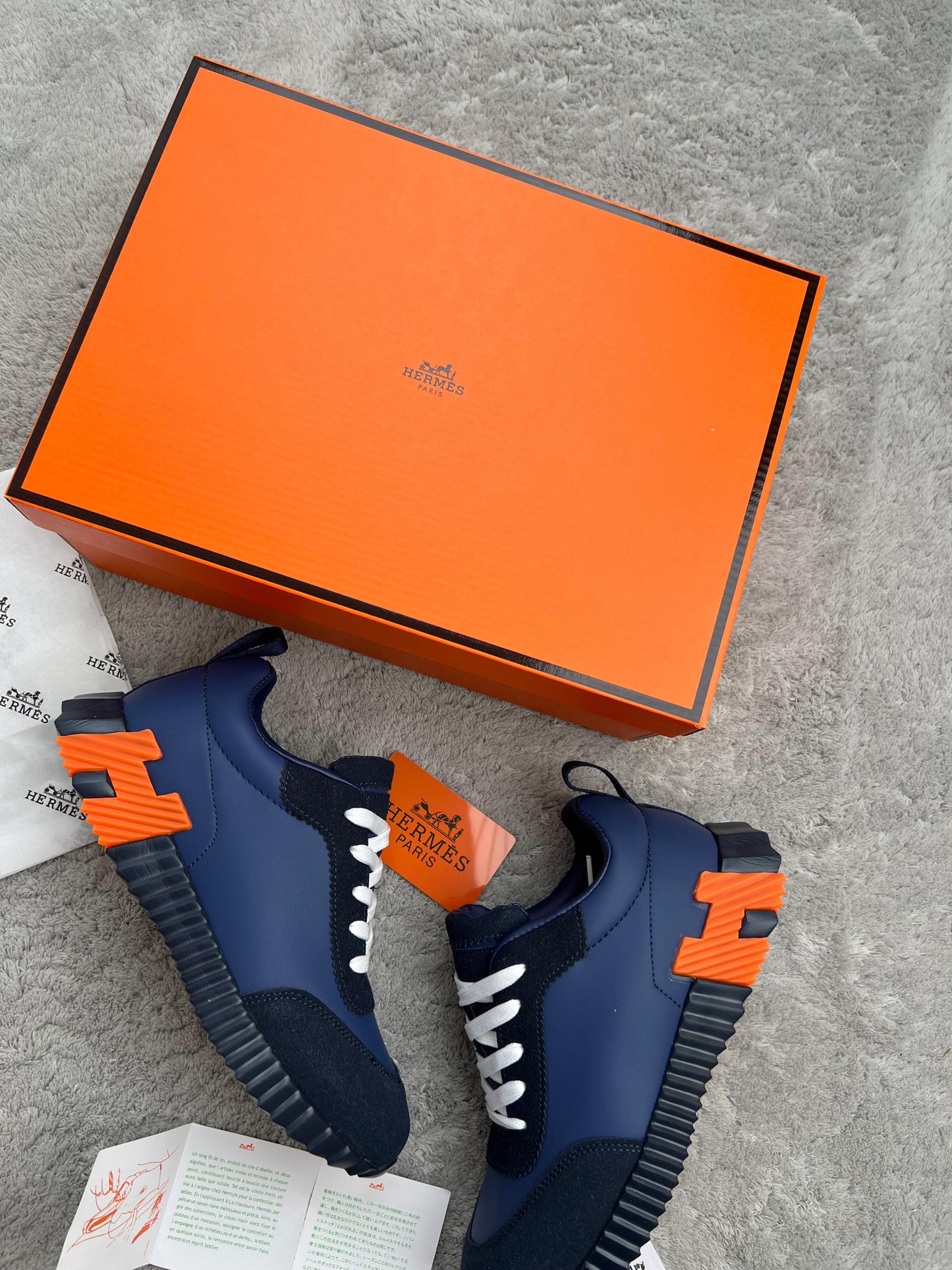 Hermes azul marino logo lateral naranja