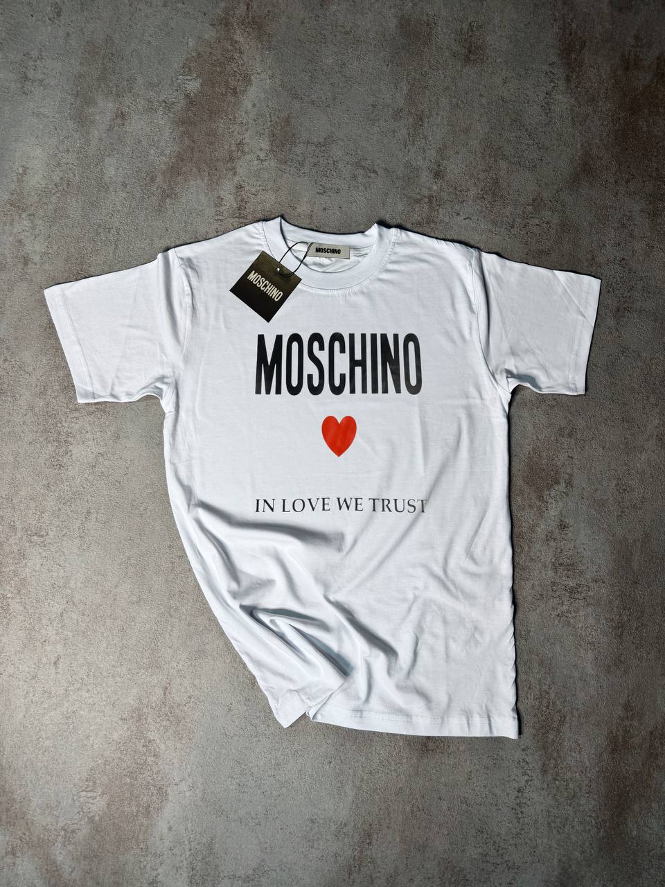 Camiseta Moschino blanca logo negro corazon rojo