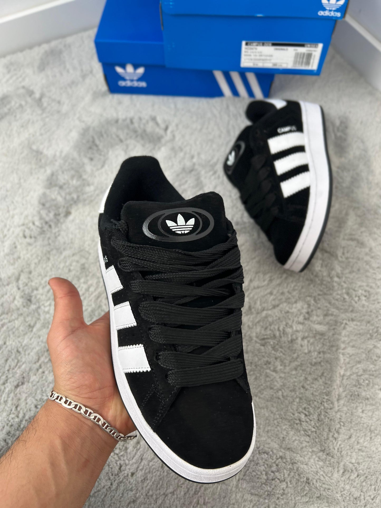 Adidas campus negro logo blanco