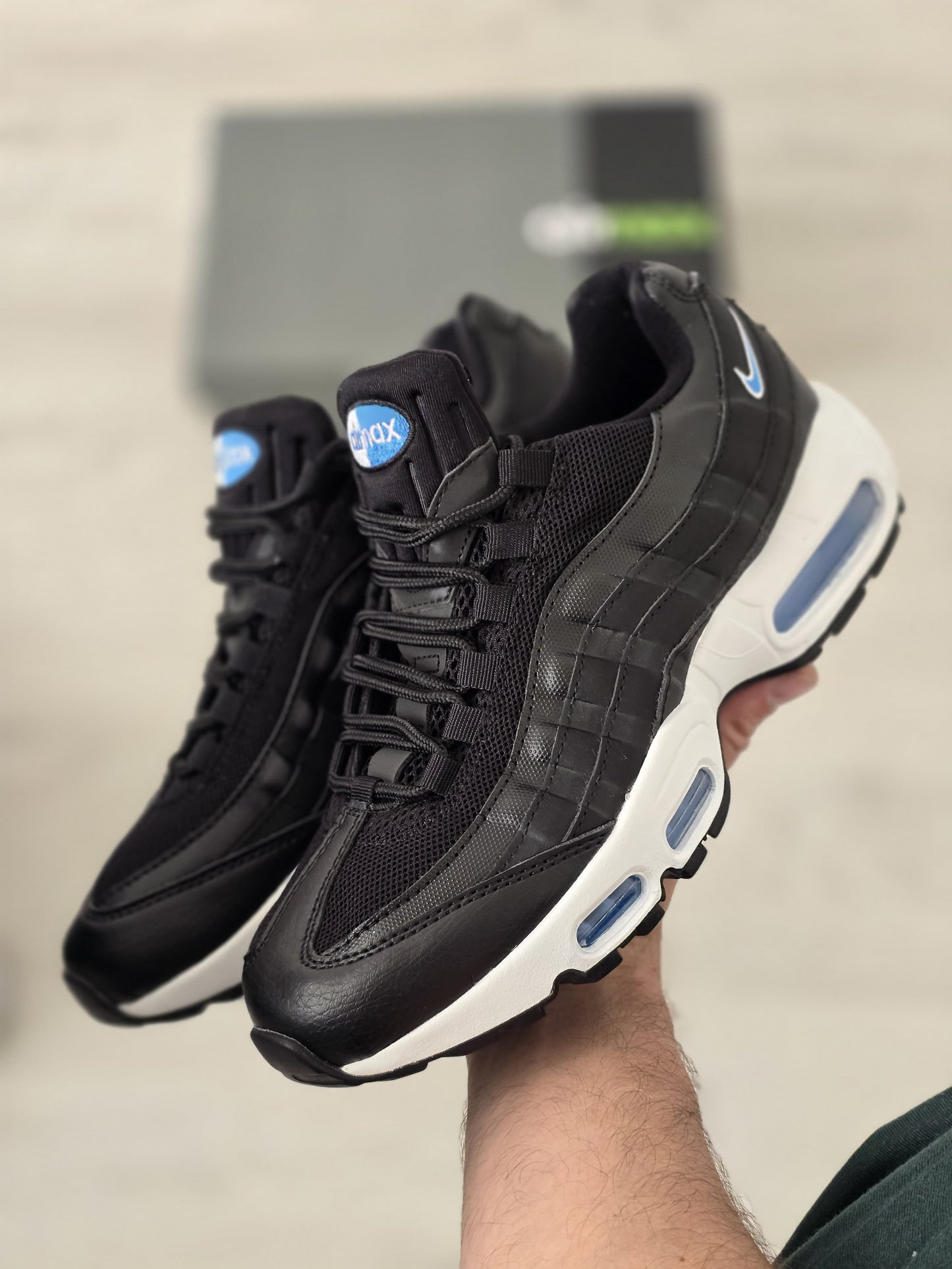 Airmax 95 negra suela blanca