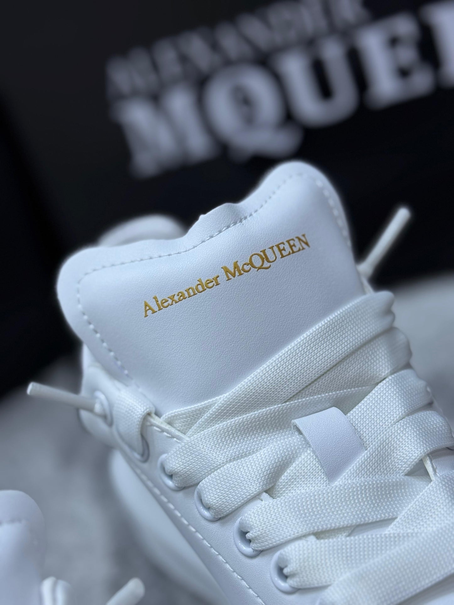 Alexander McQueen blancas y negras logo dorado