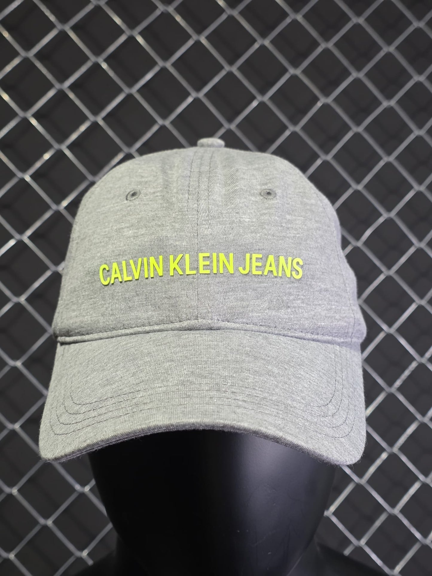 Gorra Ck gris logo fluor