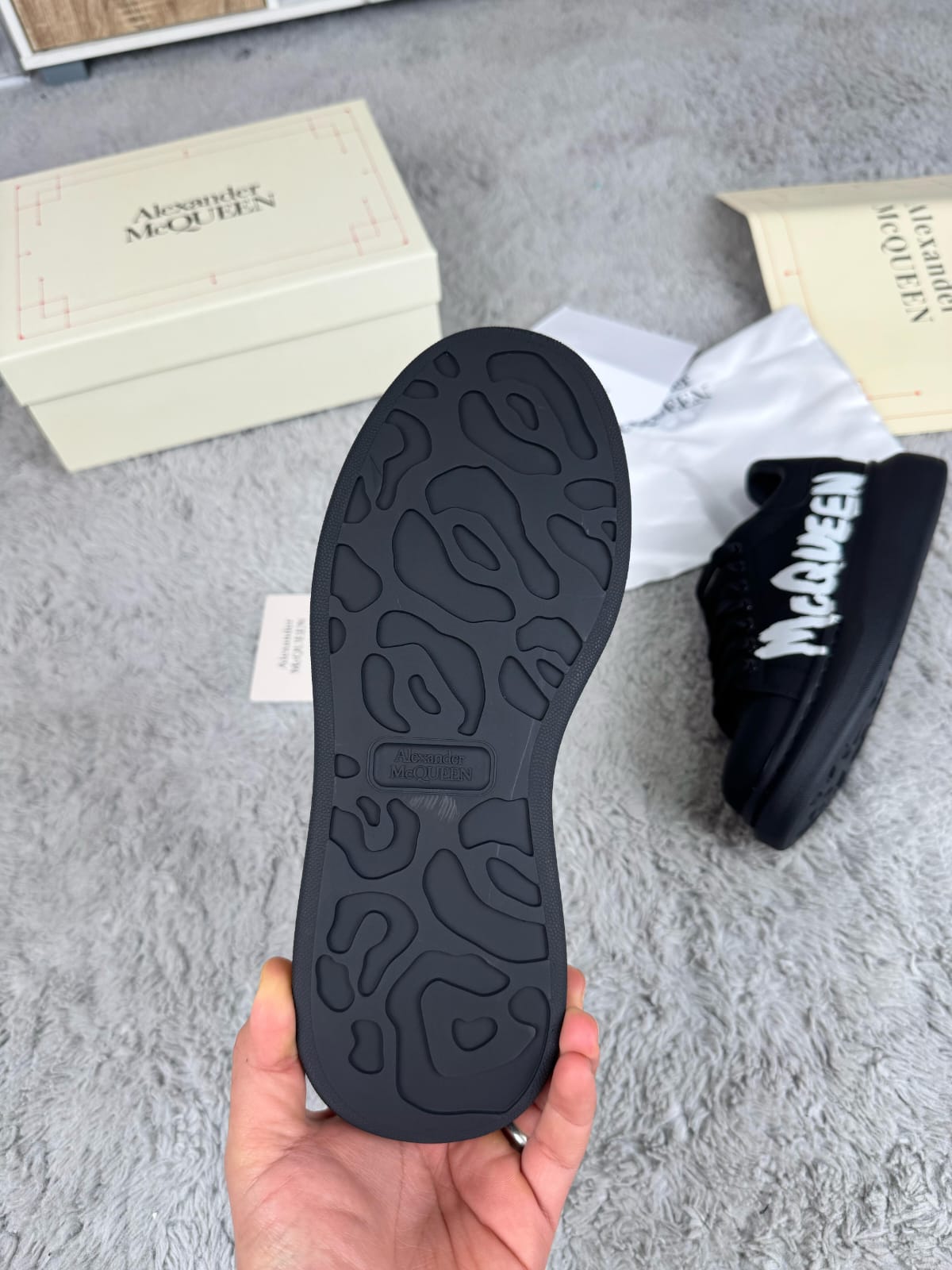 Alexander mcqueen negras logo blanco graffiti