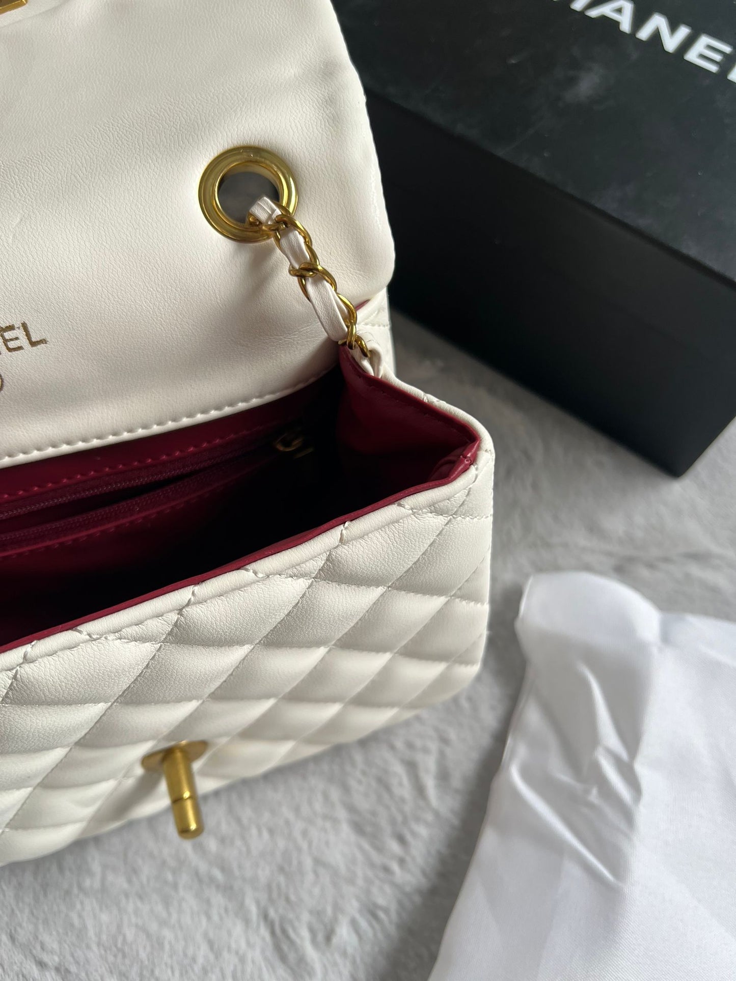 Bolso chanel blanco logo dorado