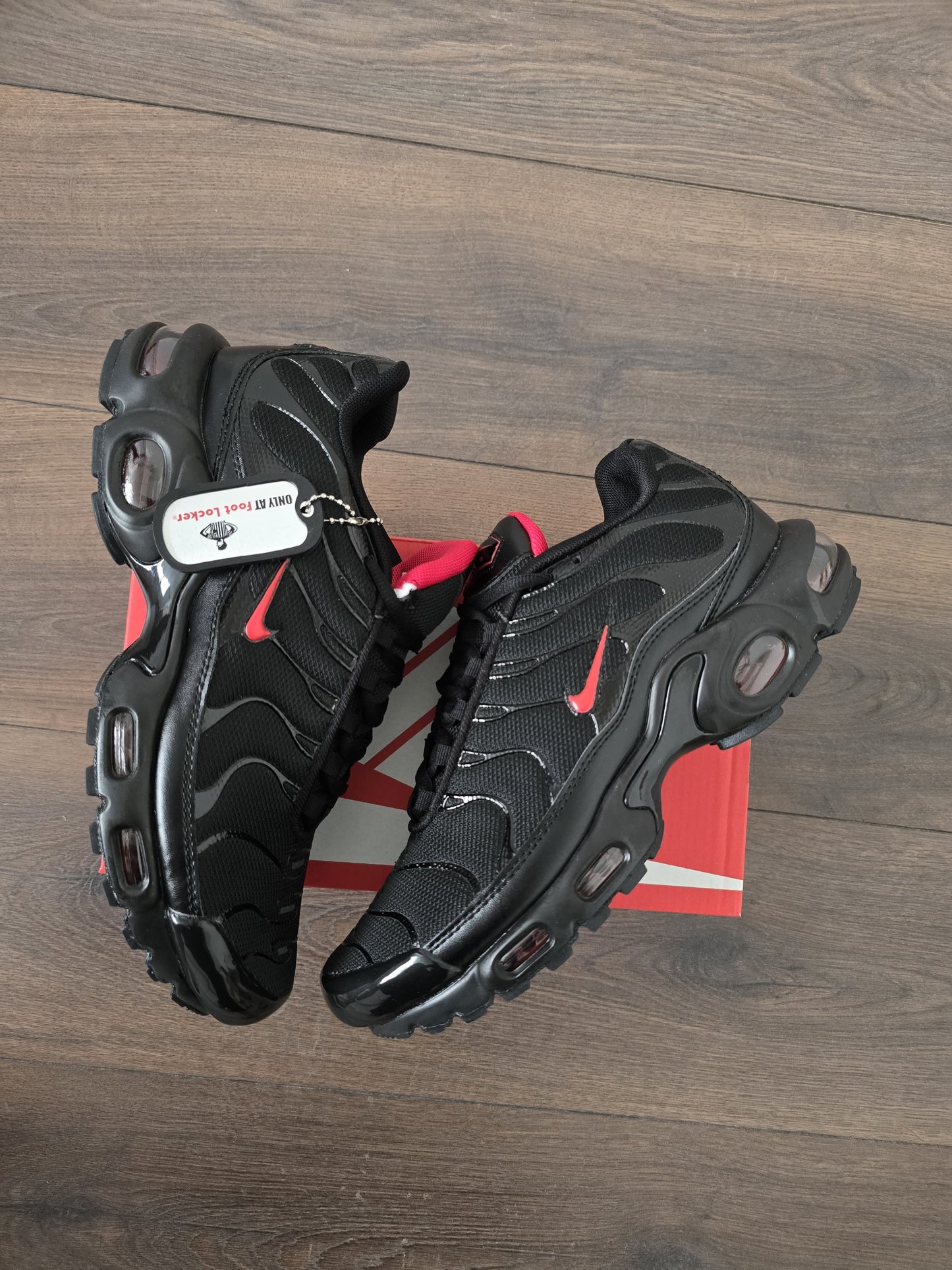 Tn negra logo rojo