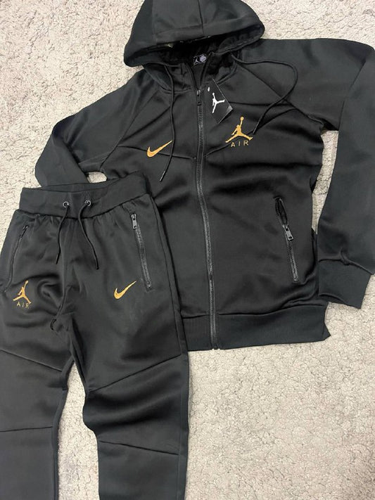 Chandal negro Jordan logo dorado