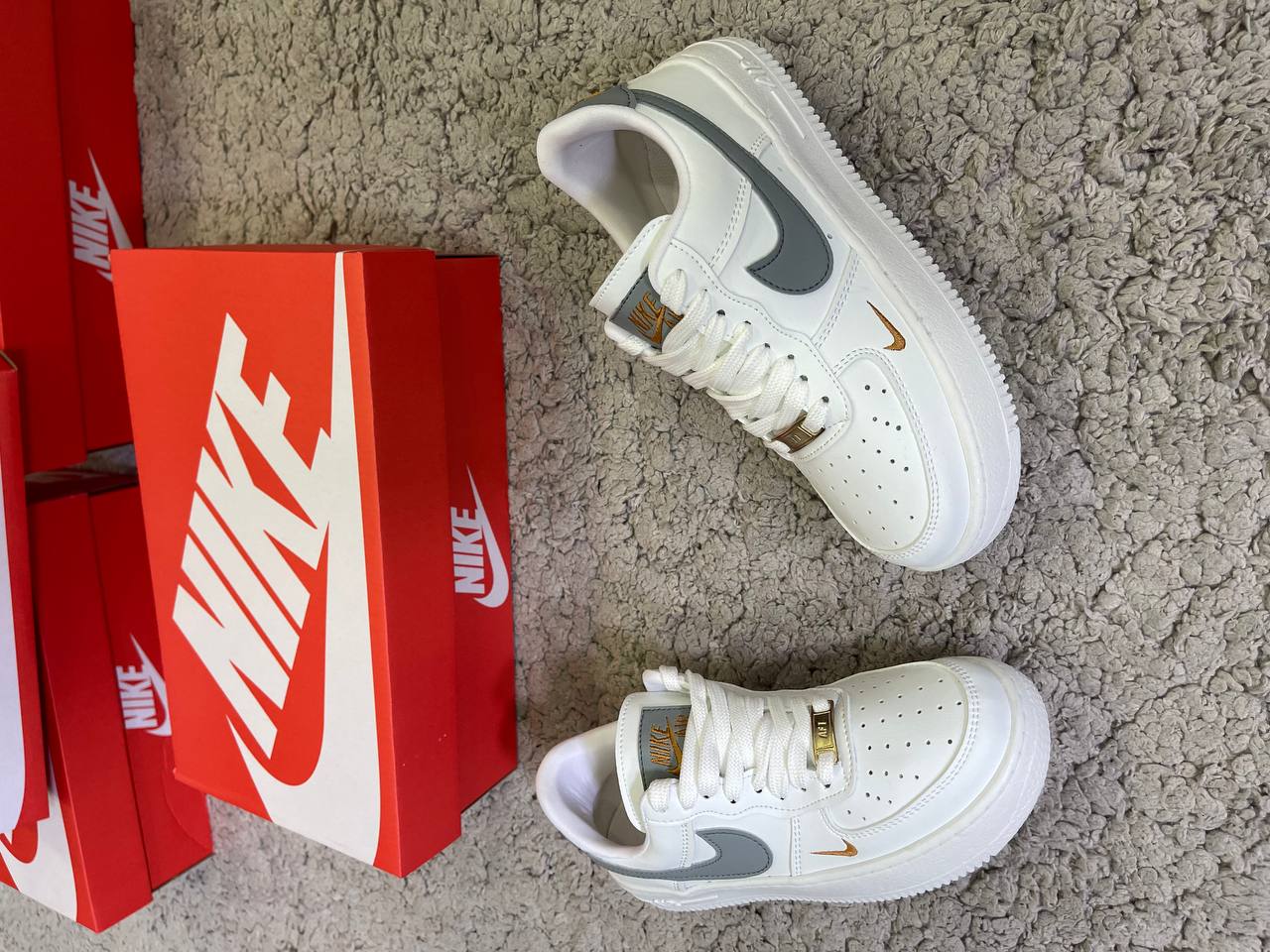 AIR FORCE 1 BLANCA LOGO GRIS DETALLES DORADOS