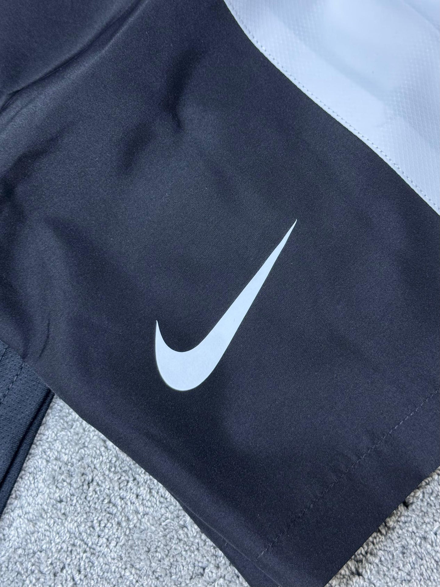 Conjunto corto nike negro logo blanco detalles humos