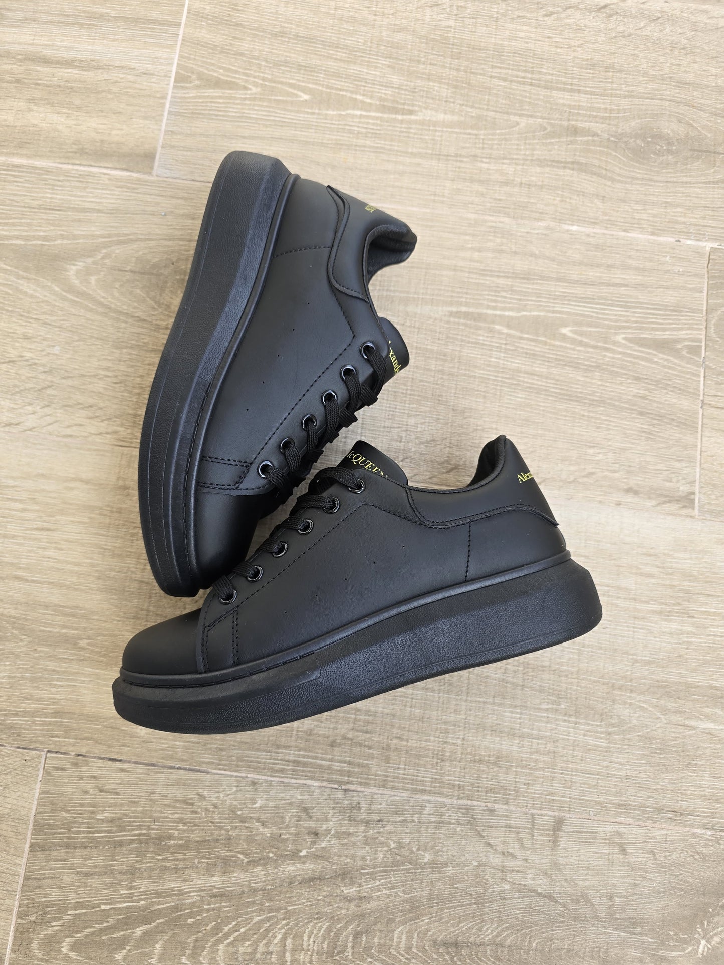 ALEXANDER MCQUEEN NEGRA