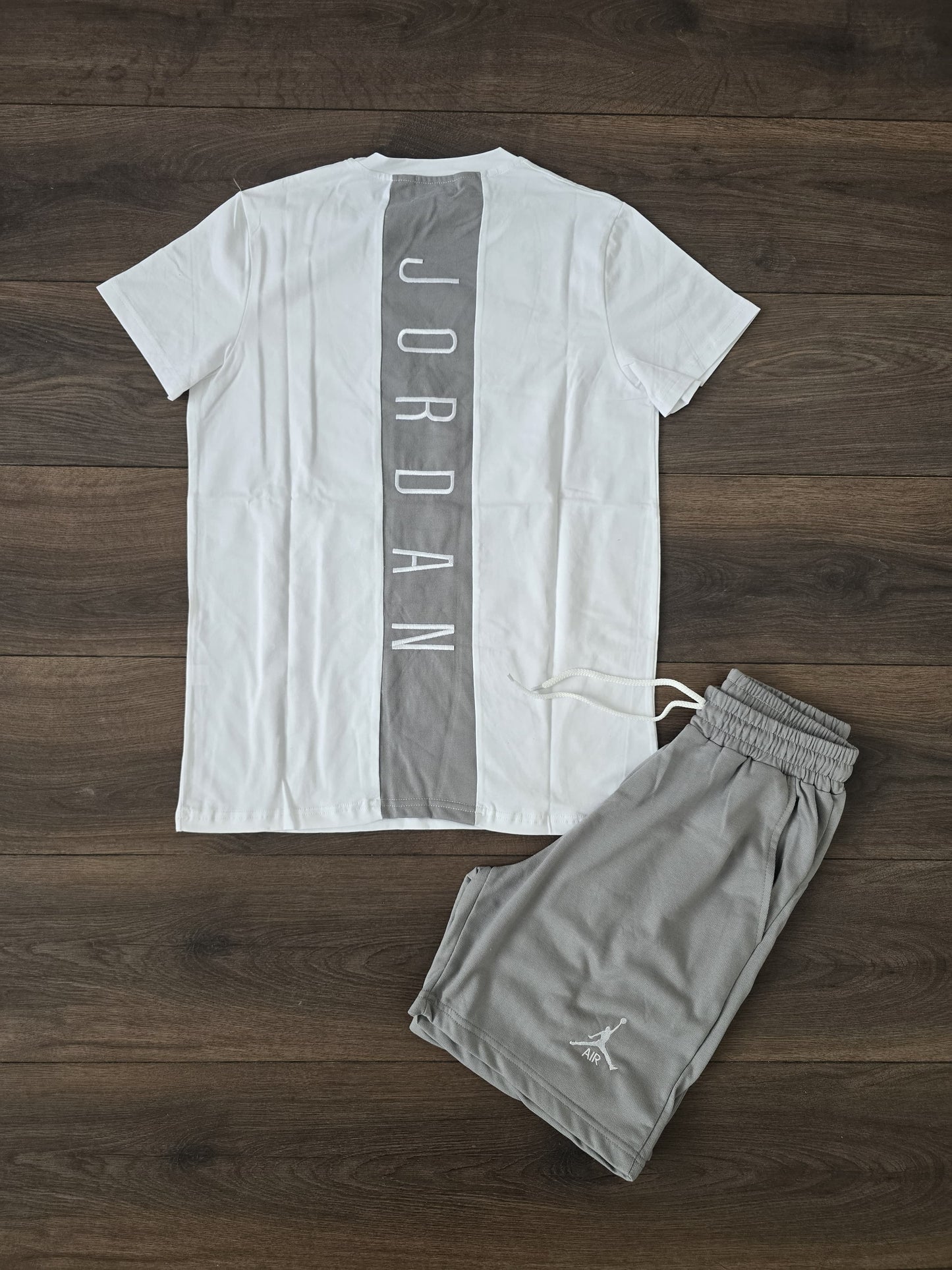 Conjunto verano jordan blanco gris logo central