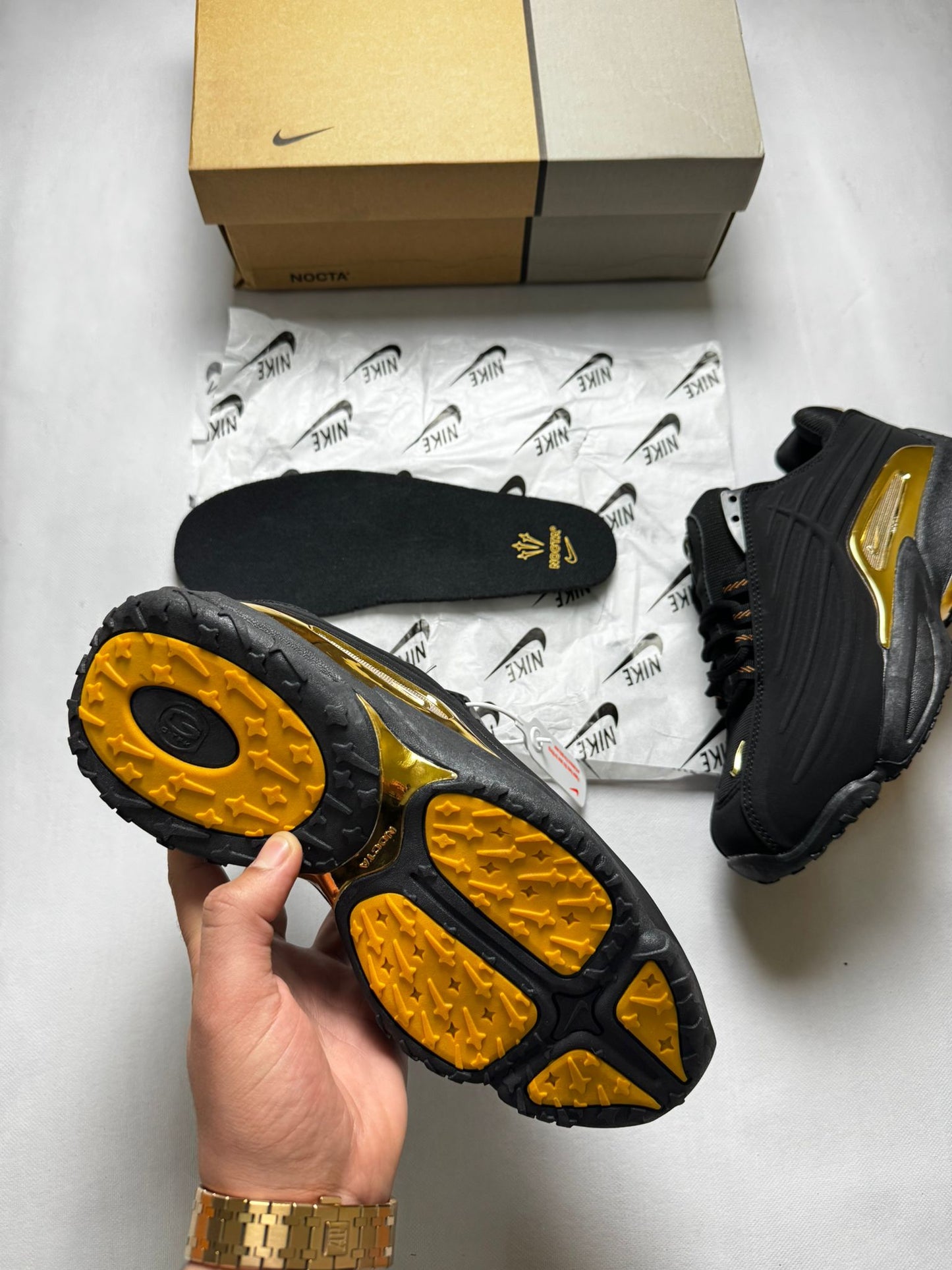 Nike nocta negro logo dorado