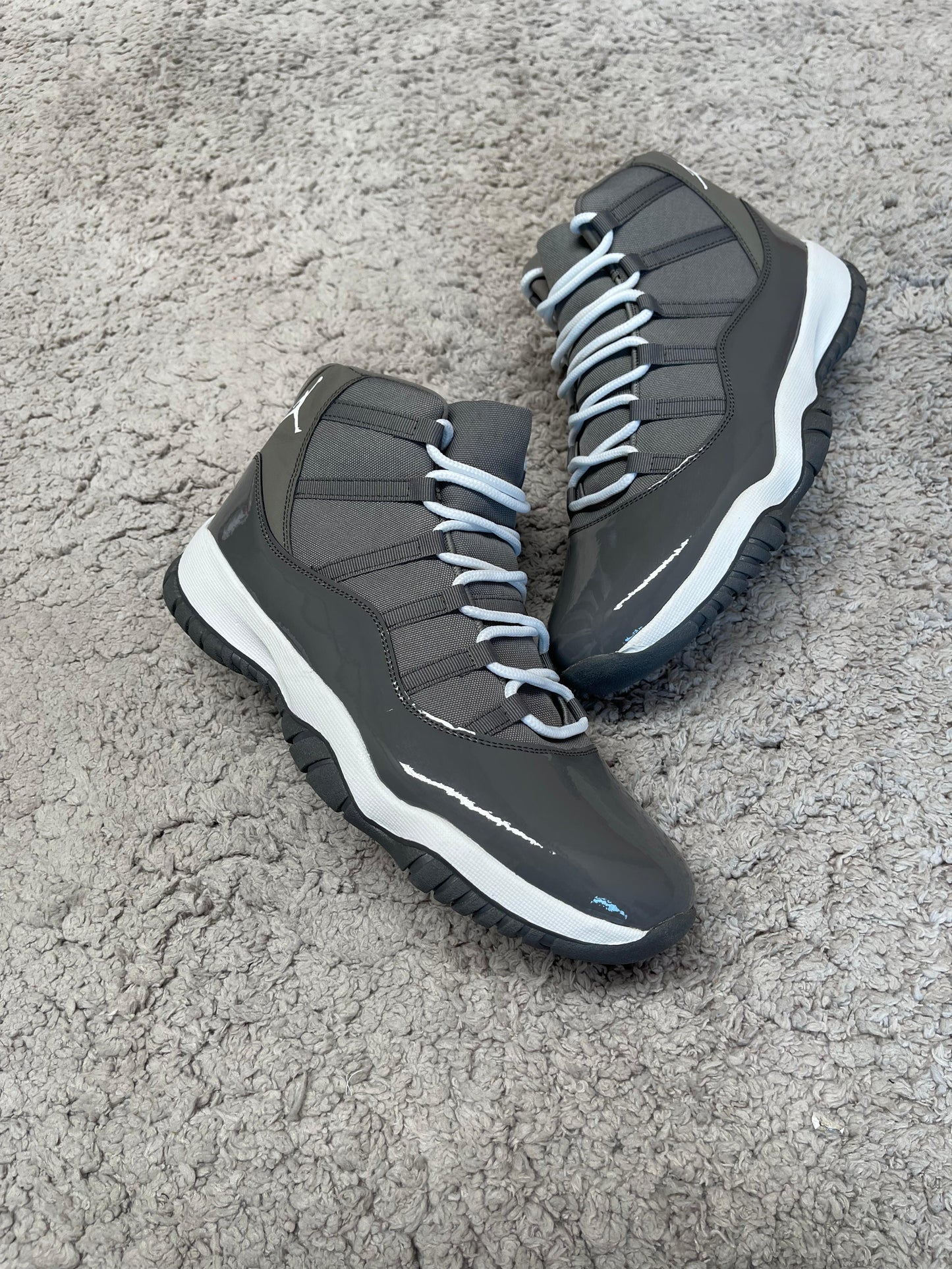 JORDAN 11 GRISES LOGO BLANCO