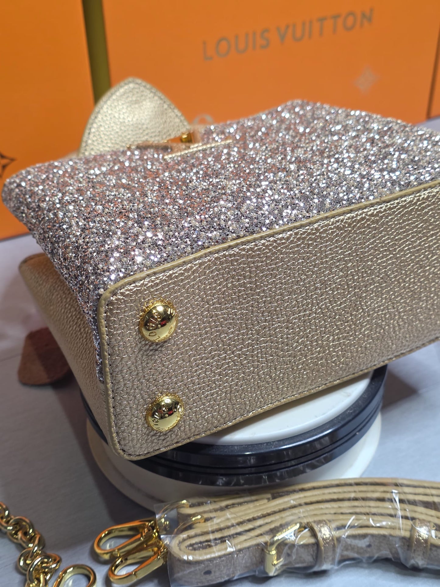 Bolso LV dorado brillos