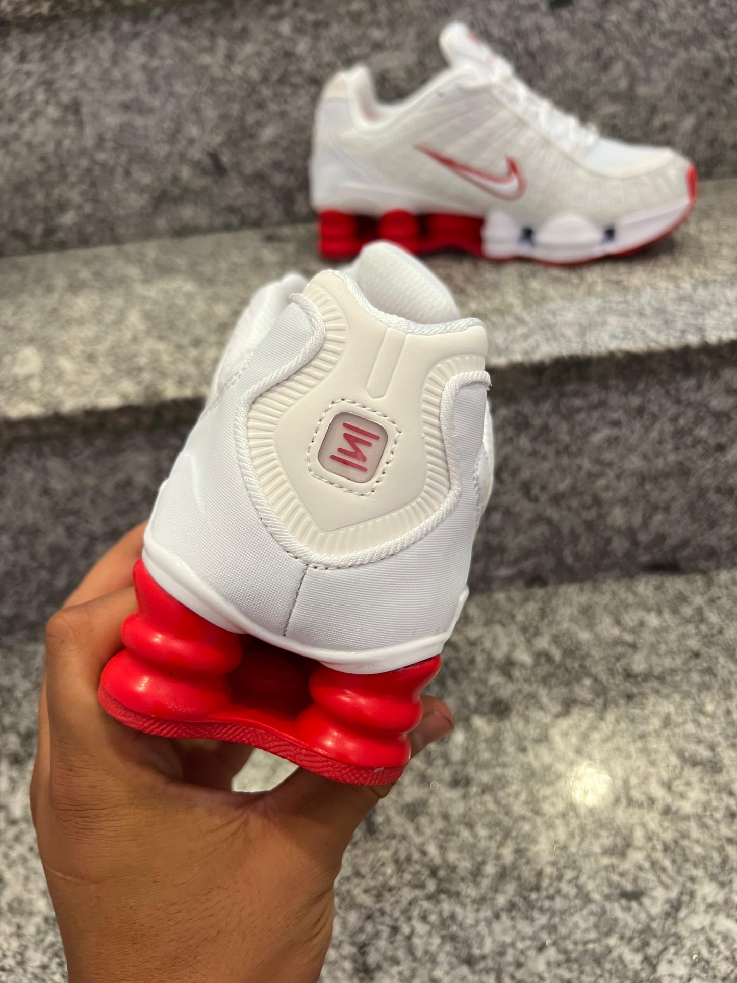 Shox blancas y rojas logo blanco contorno rojo