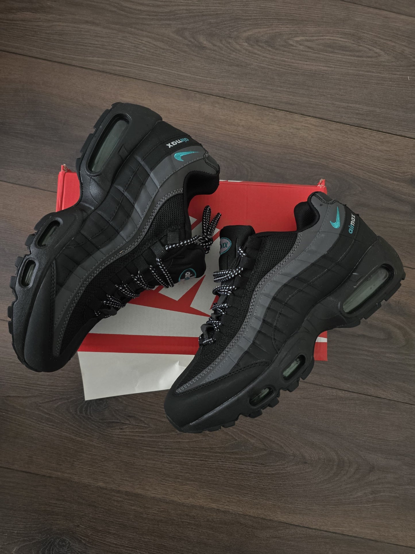 Air max 95 negra logo azul
