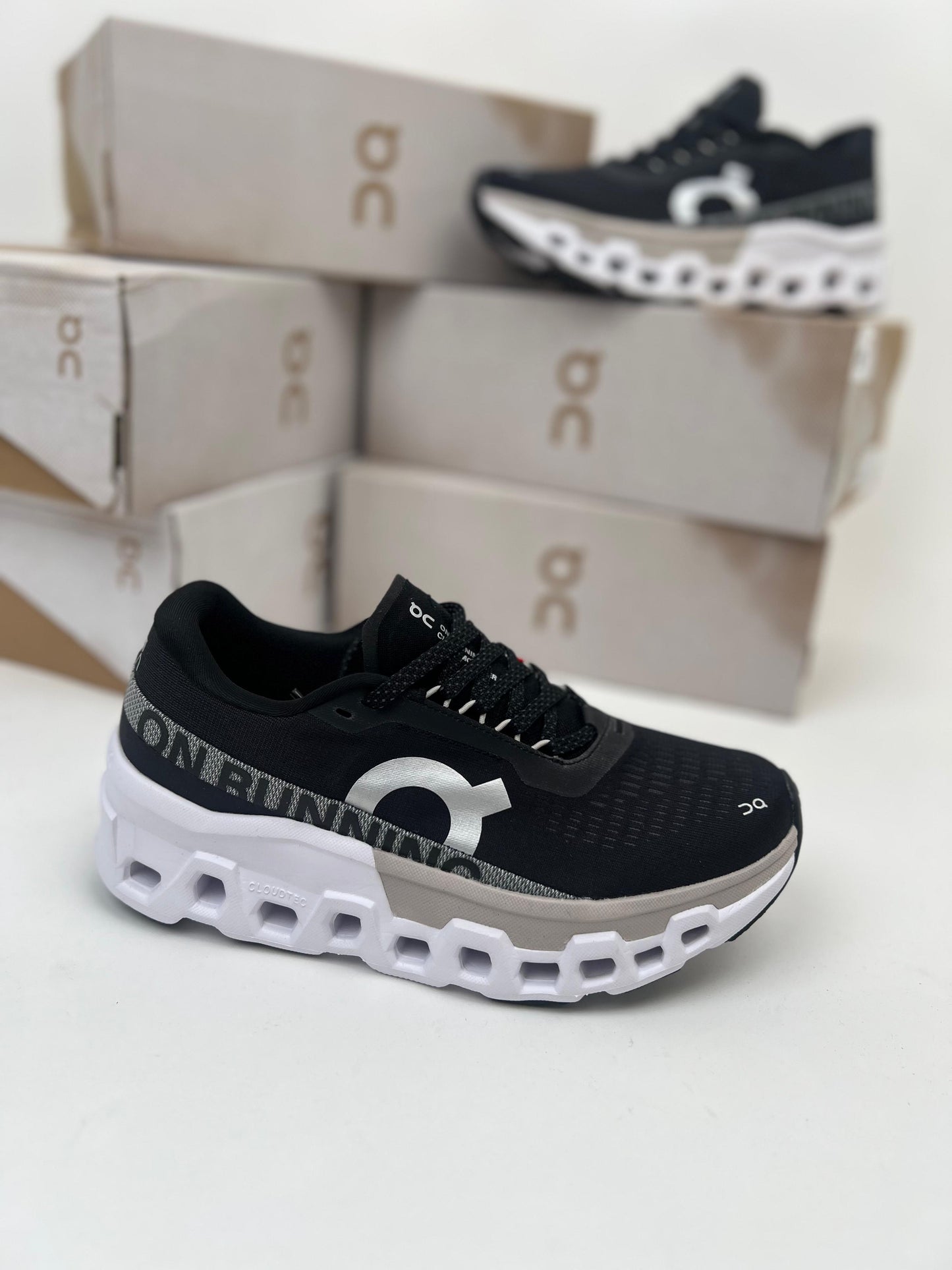 Zapatillas On Running Cloudmonster 2 negras logo blanco