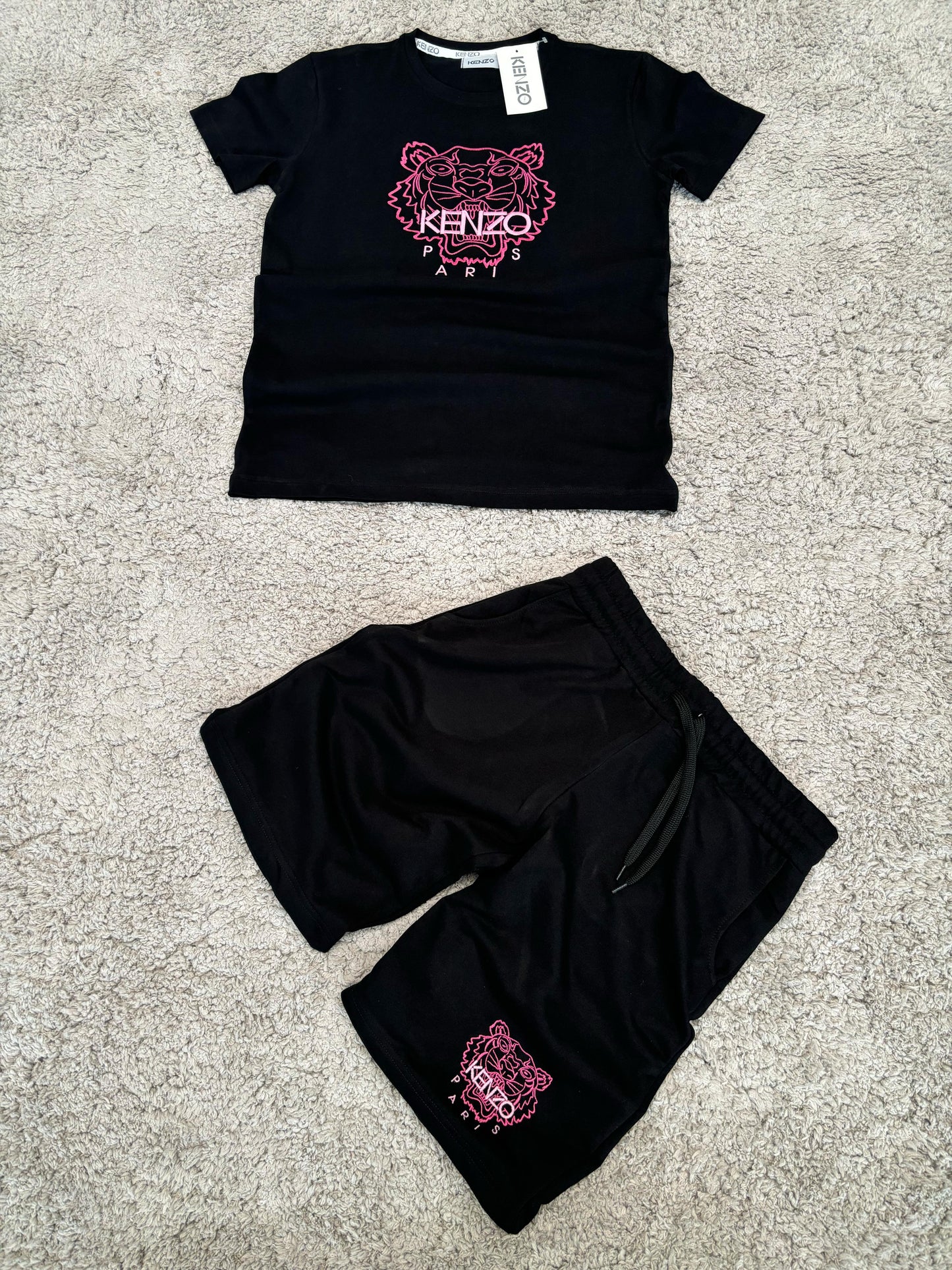 Conjuntocorto kenzo negro logo rosa y blanco