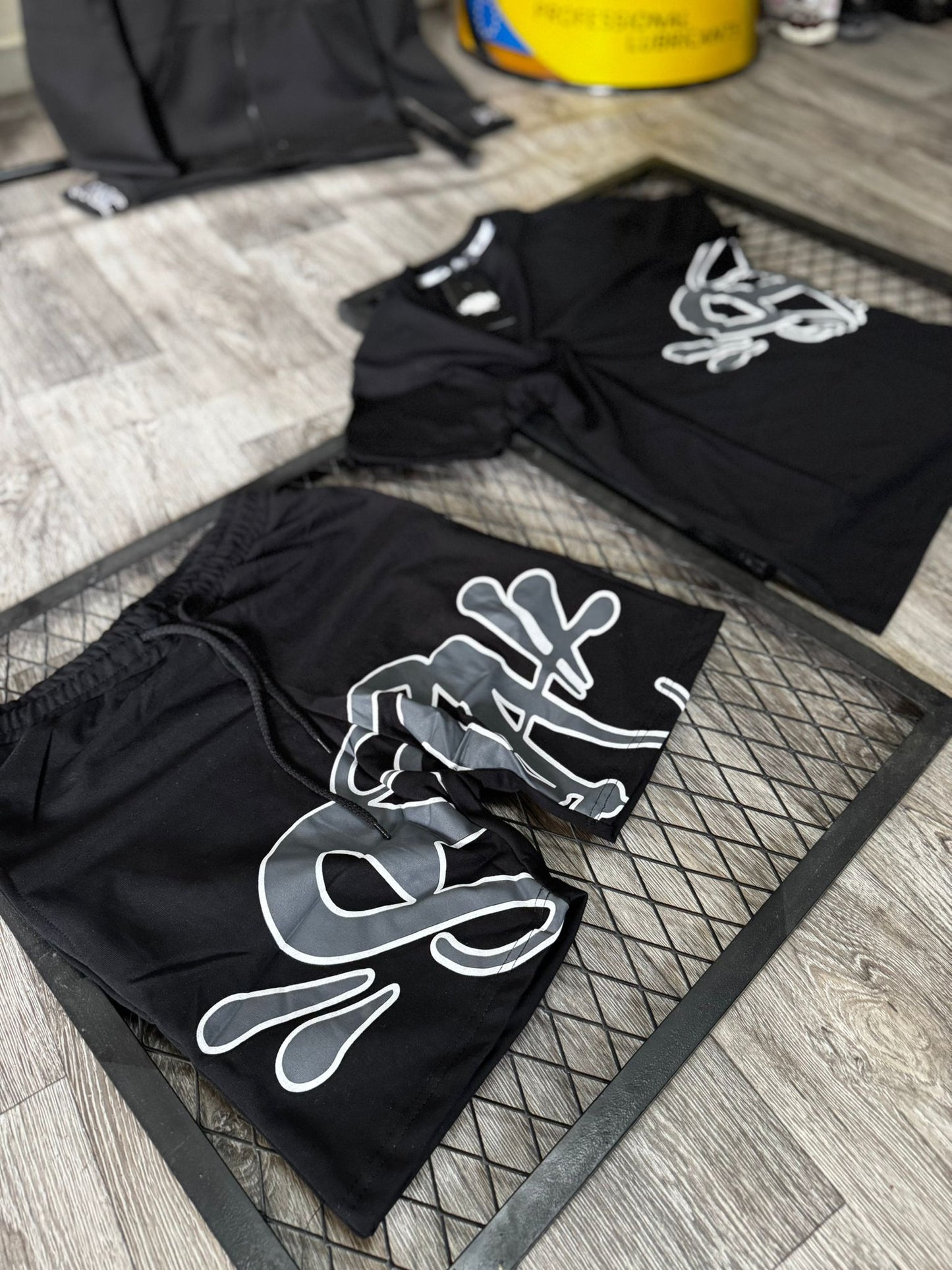 Conjunto corto syna negro logo gris contorno blanco