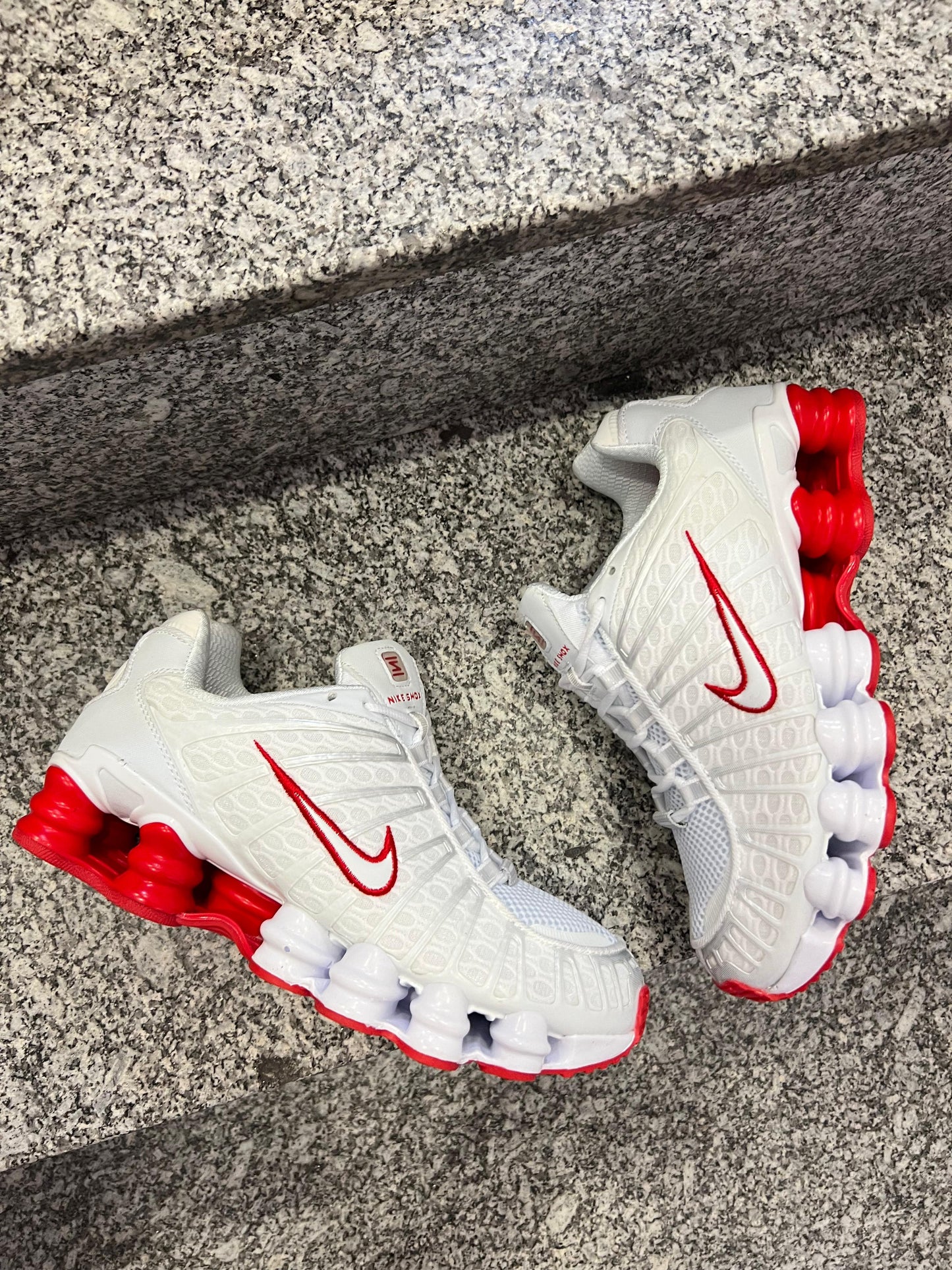 Shox blancas y rojas logo blanco contorno rojo