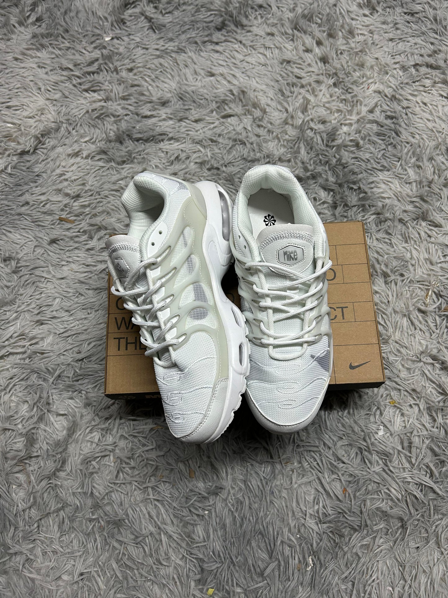 NIKE TS blancas logo negro