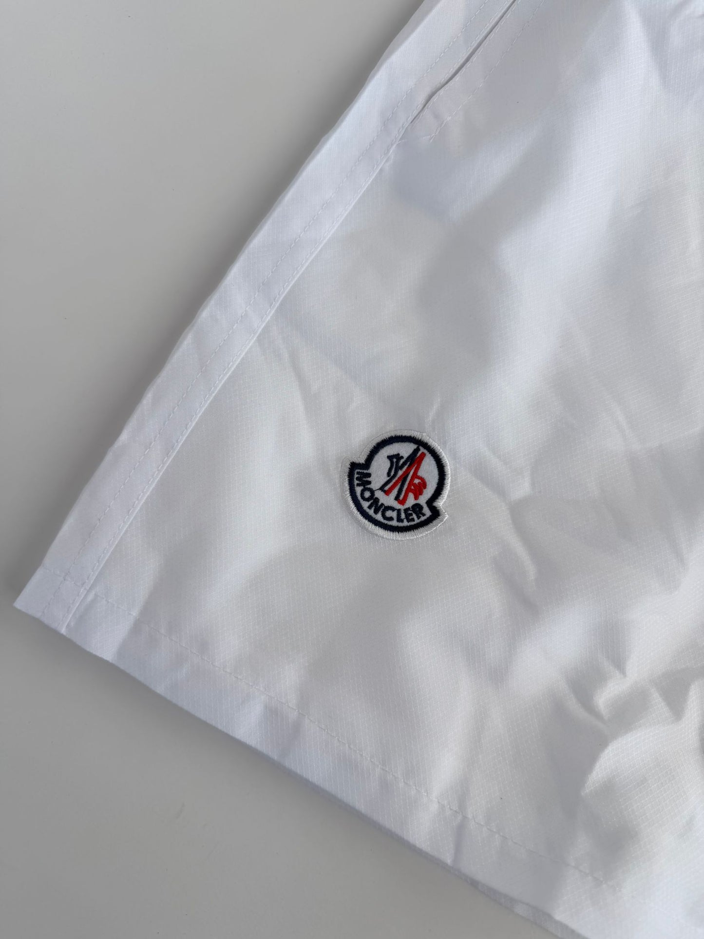 Pantalon Corto Moncler blanco logo negro