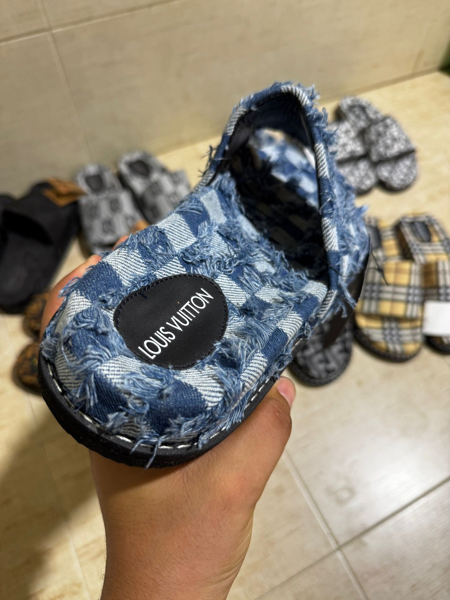 Chanclas LV gris azul y blanco