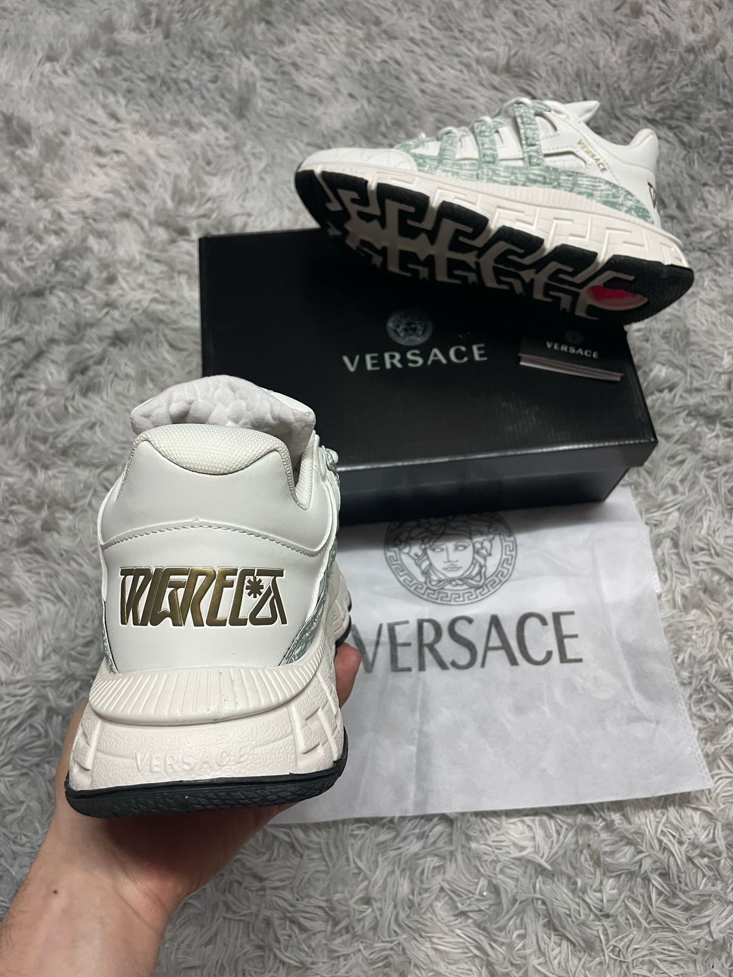 Versace chain blancas detallles verdes