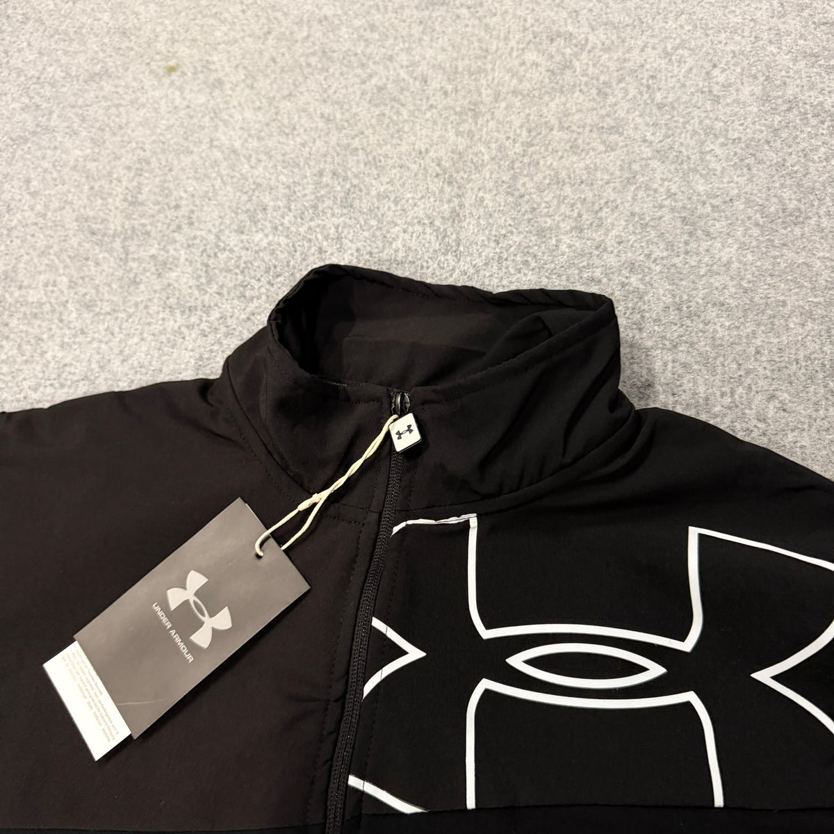 Chandal under armour negro y marron logo blanco