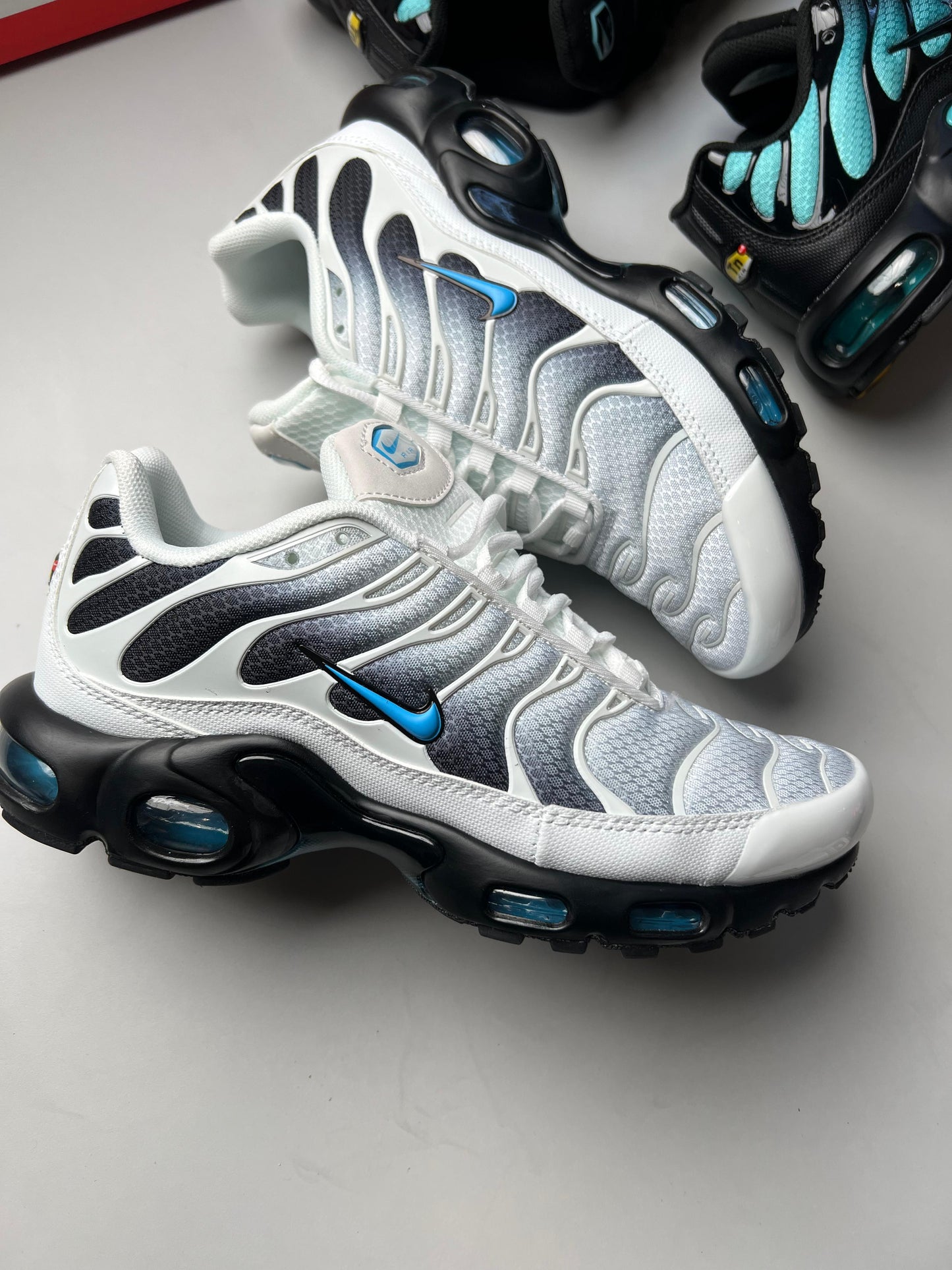 NIKE TN BLANCAS LOGO AZUL CONTORNO NEGRO