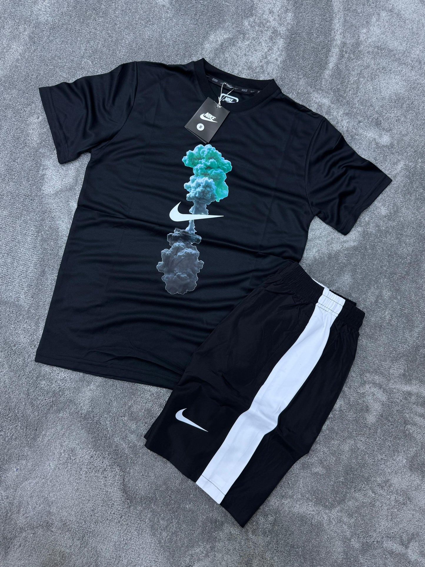 Conjunto corto nike negro logo blanco detalles humos