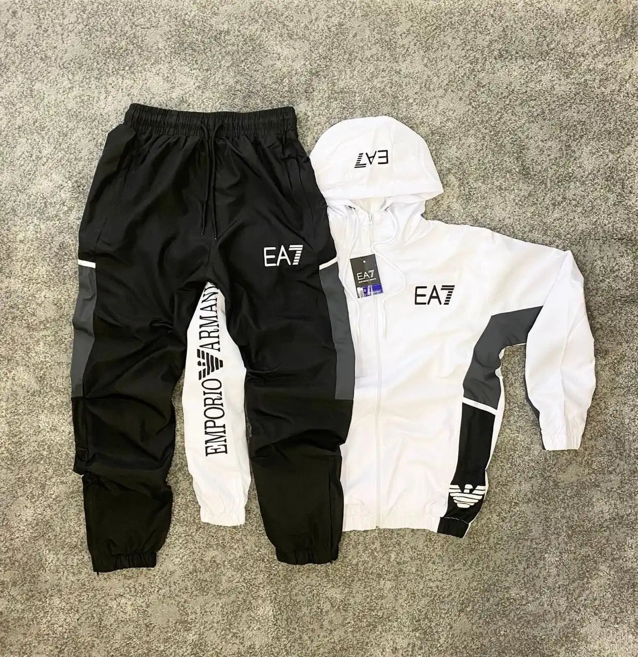 Chandal armani blanco logo negro detalles grises